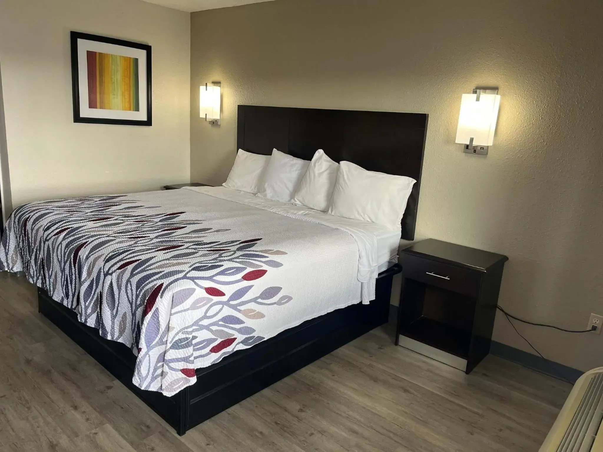 Deluxe King Room Disability Access Non-Smoking in Red Roof Inn Kimball, TN I-24 Deluxe King Room Disability Access Non-Smoking in Red Roof Inn Kimball, TN I-24