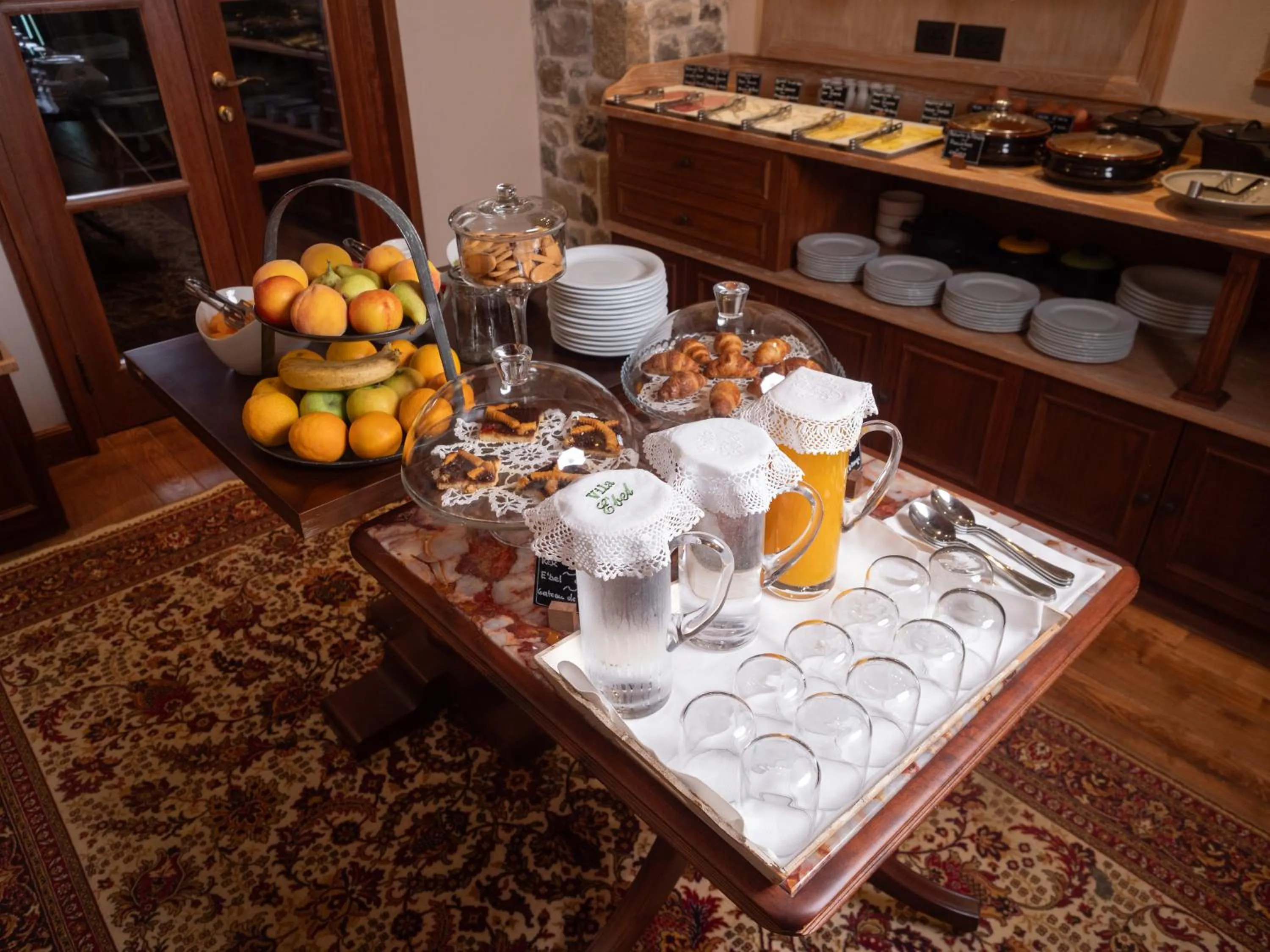 Restaurant/places to eat in Vila Ebel Hotel Pool & Spa