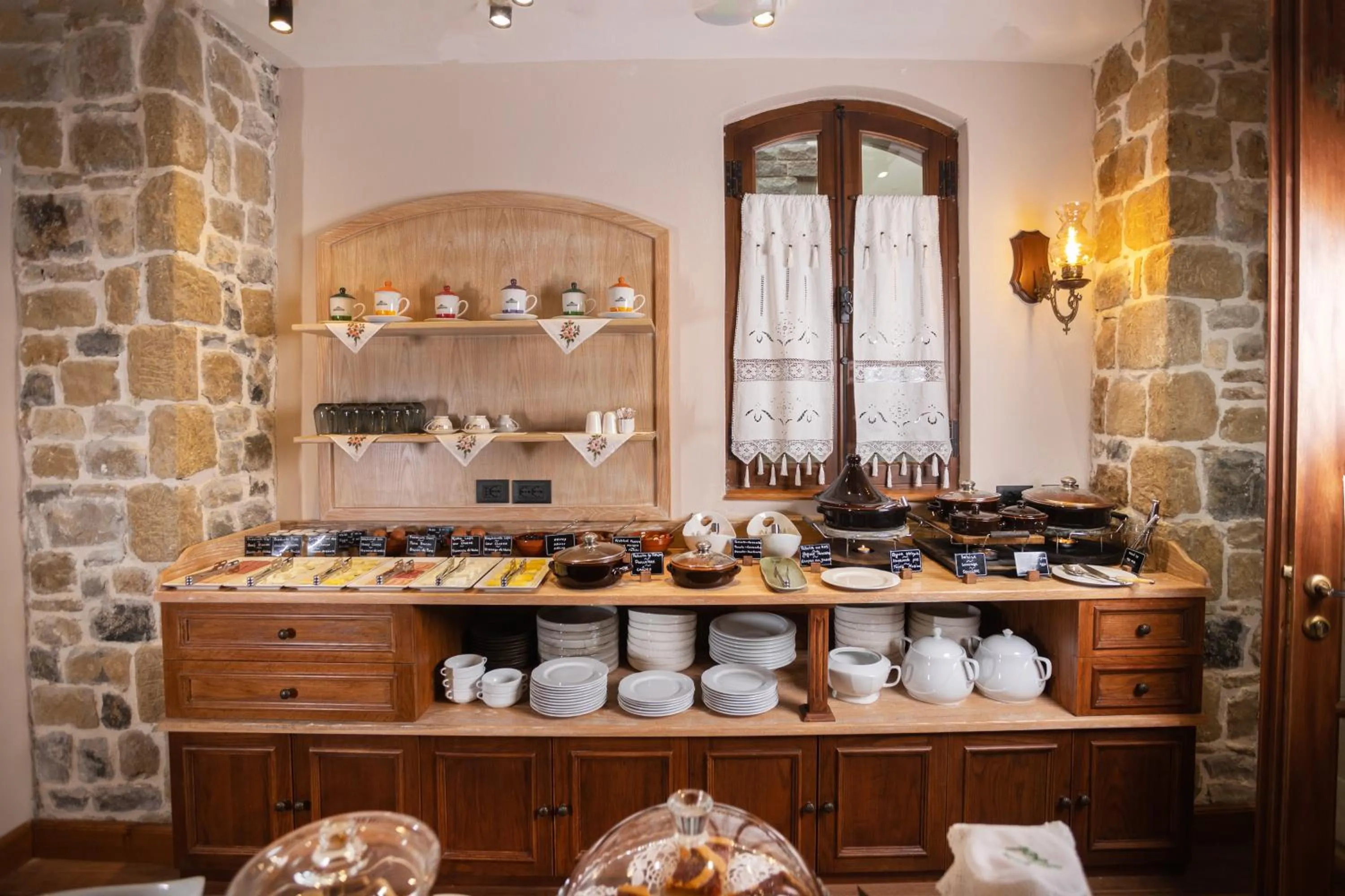 Restaurant/places to eat in Vila Ebel Hotel Pool & Spa