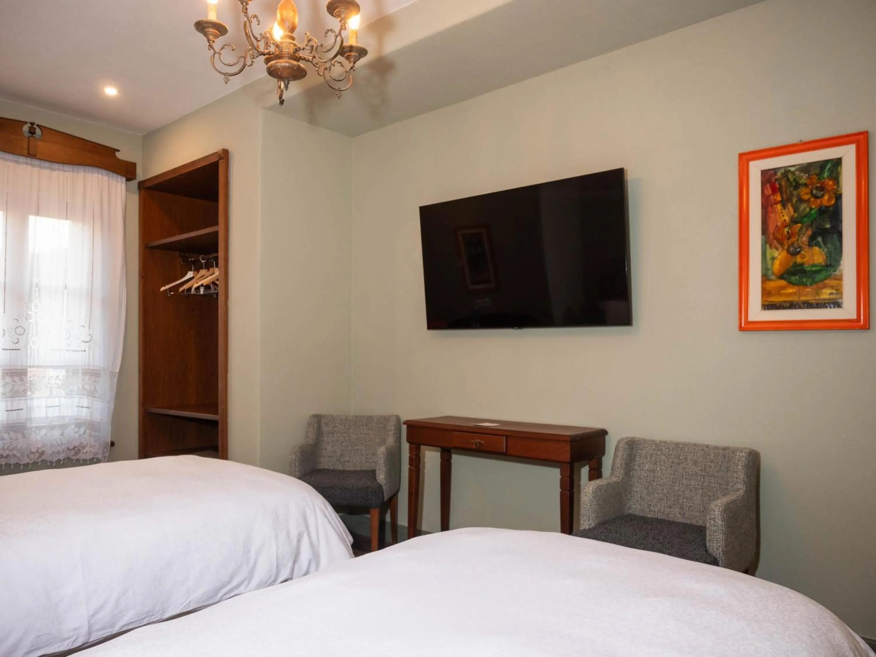 Communal lounge/ TV room, Bed in Vila Ebel Hotel Pool & Spa