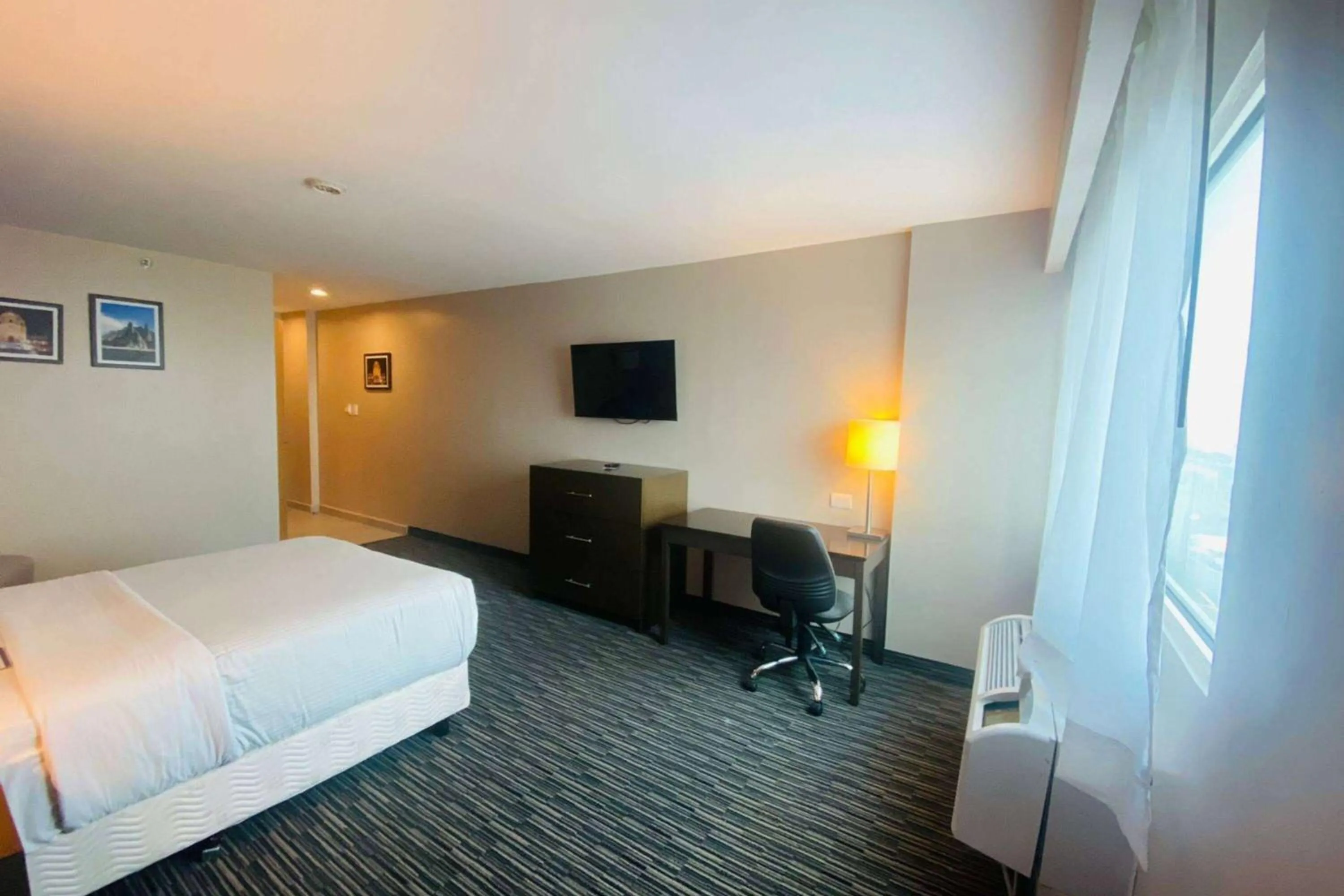 Photo of the whole room, Bed in CHN Hotel Monterrey Norte, Trademark Collection by Wyndham