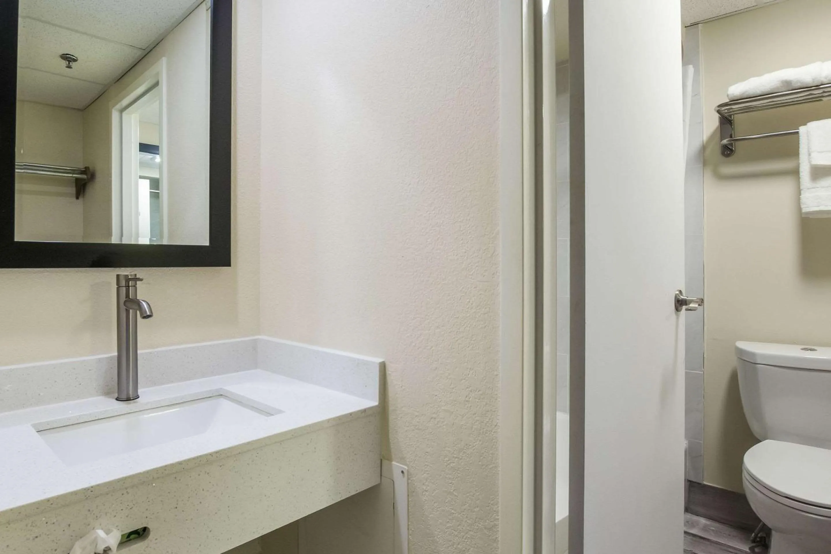 Photo of the whole room in Quality Inn Grayville