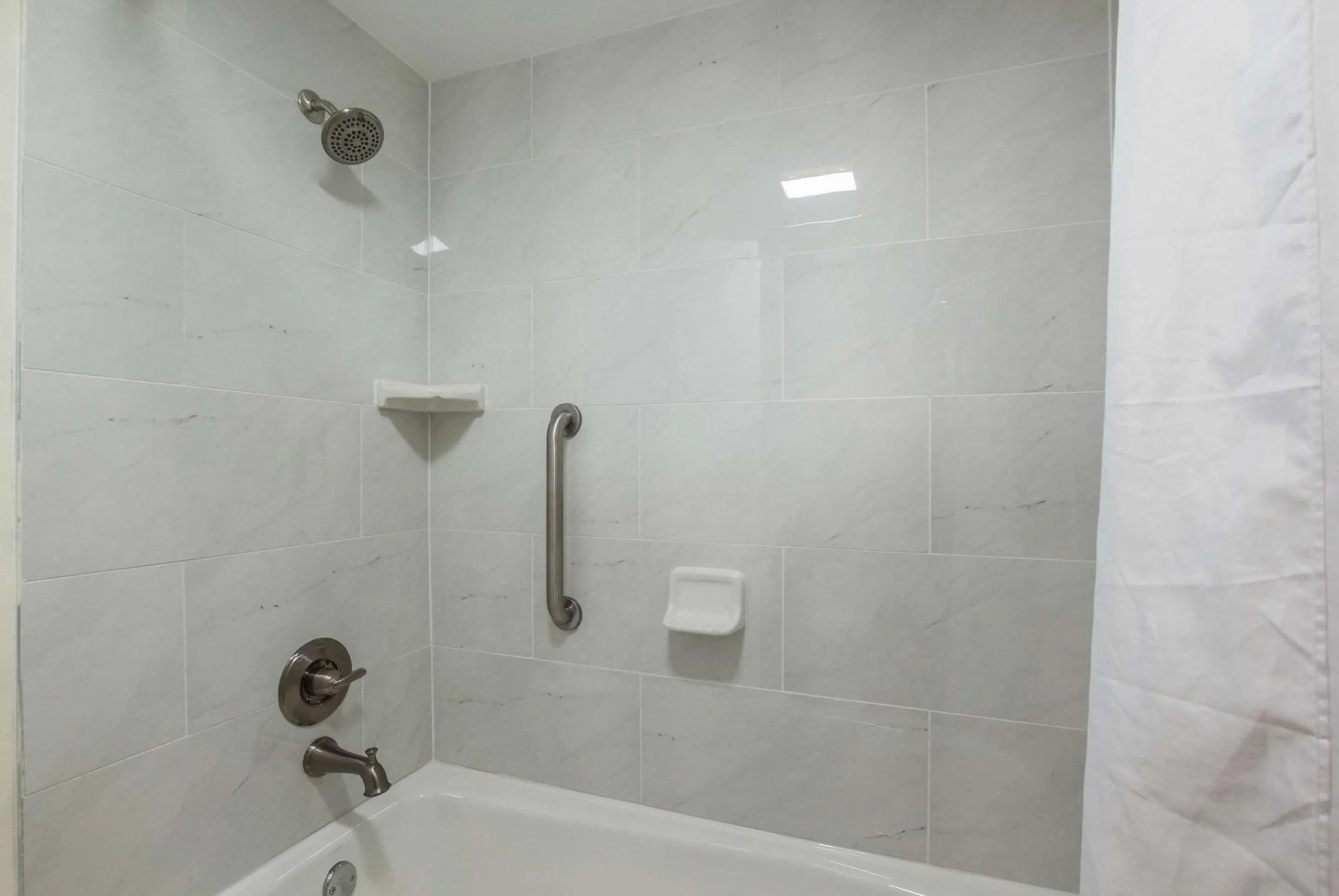 Photo of the whole room in Quality Inn Grayville