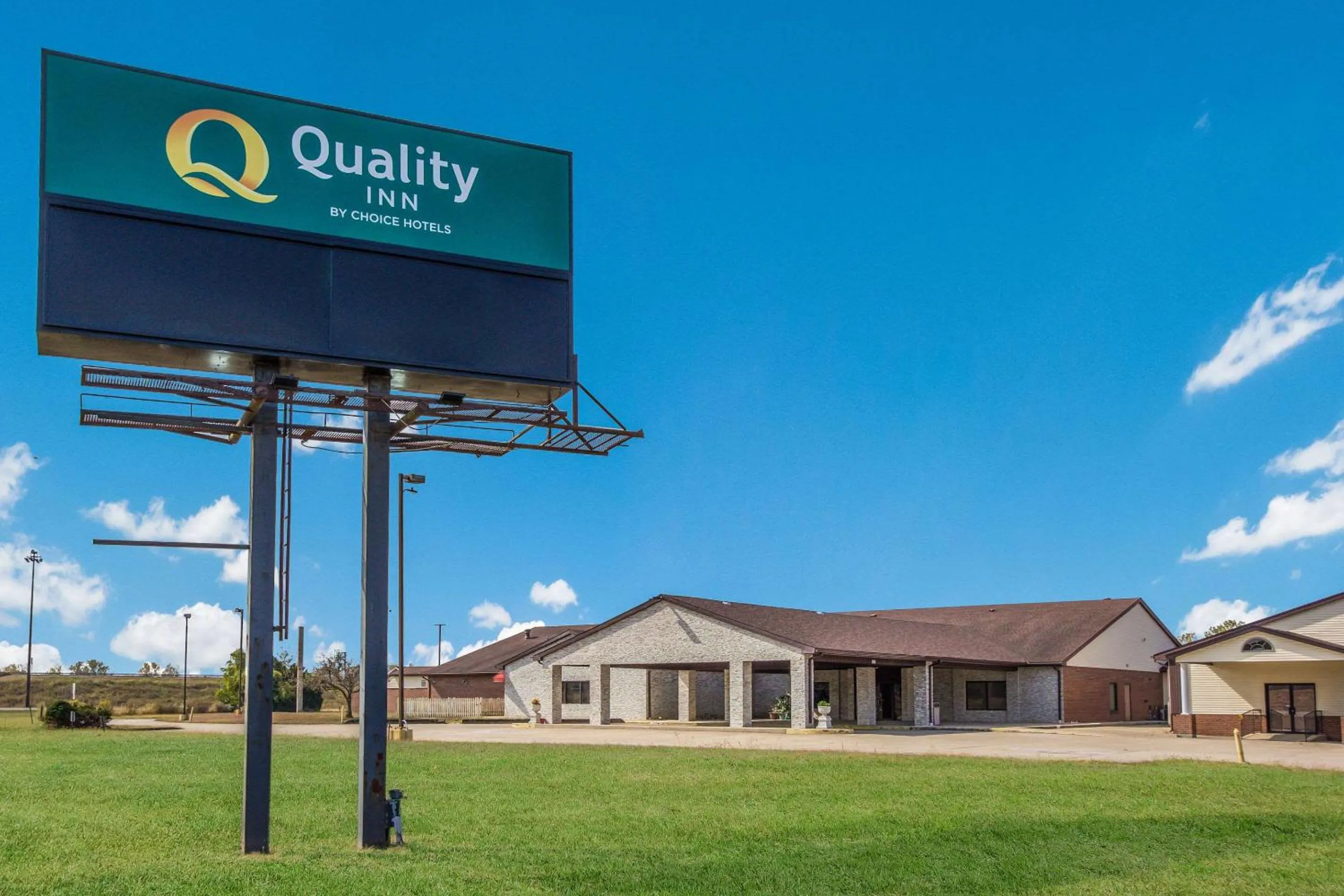 Property building in Quality Inn Grayville