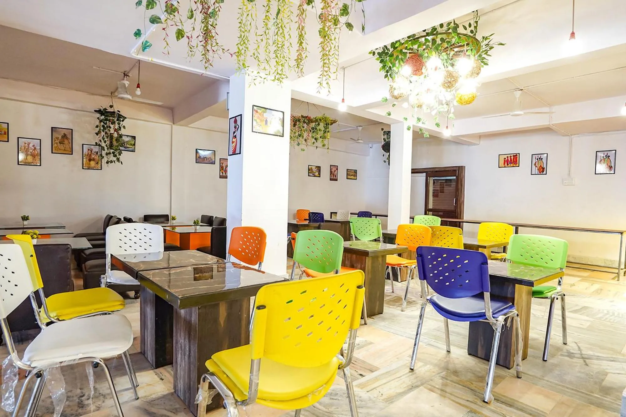 Restaurant/places to eat in FabHotel New Shanti