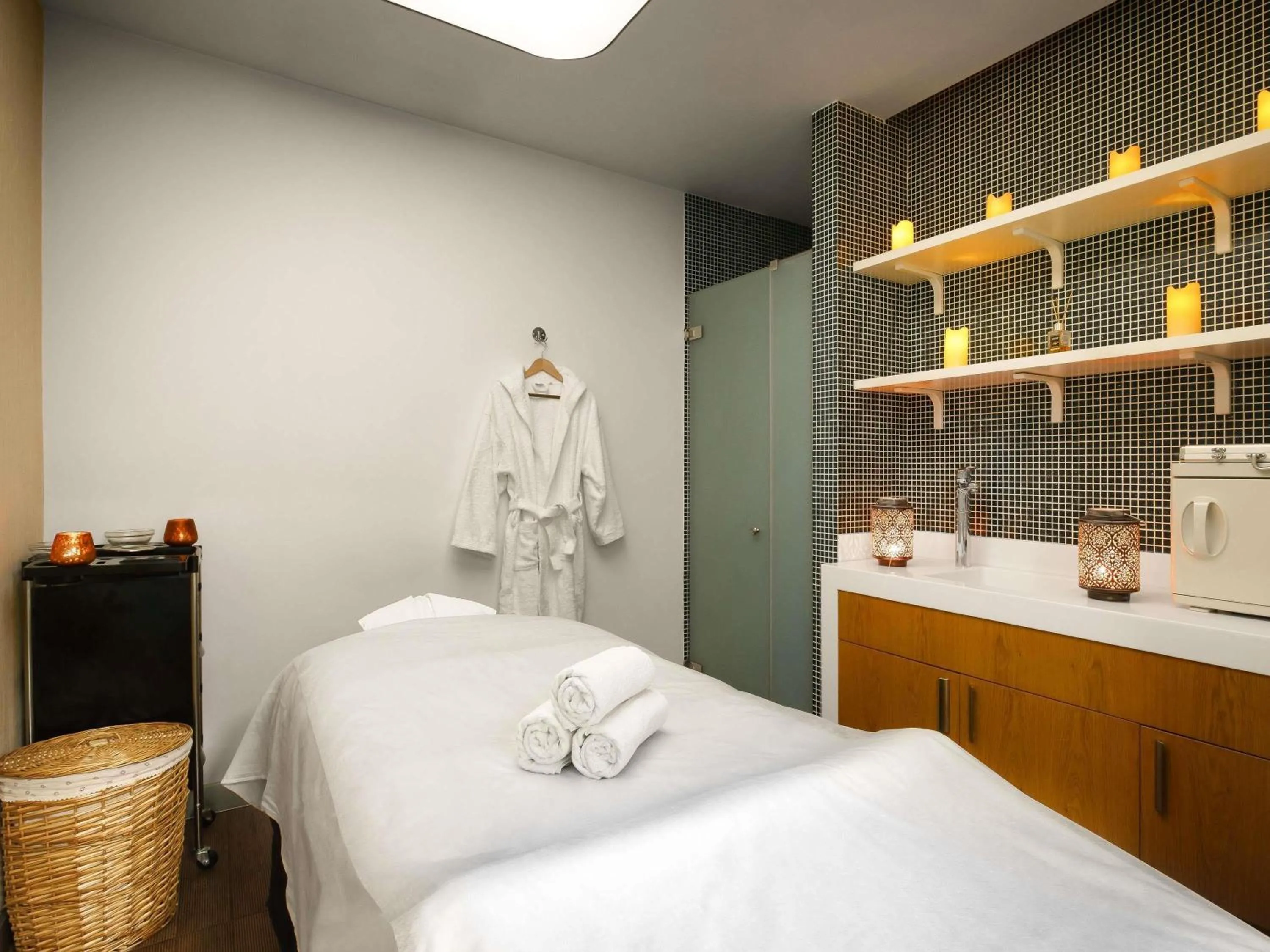 Spa and wellness centre/facilities, Bed in Novotel Almaty City Center