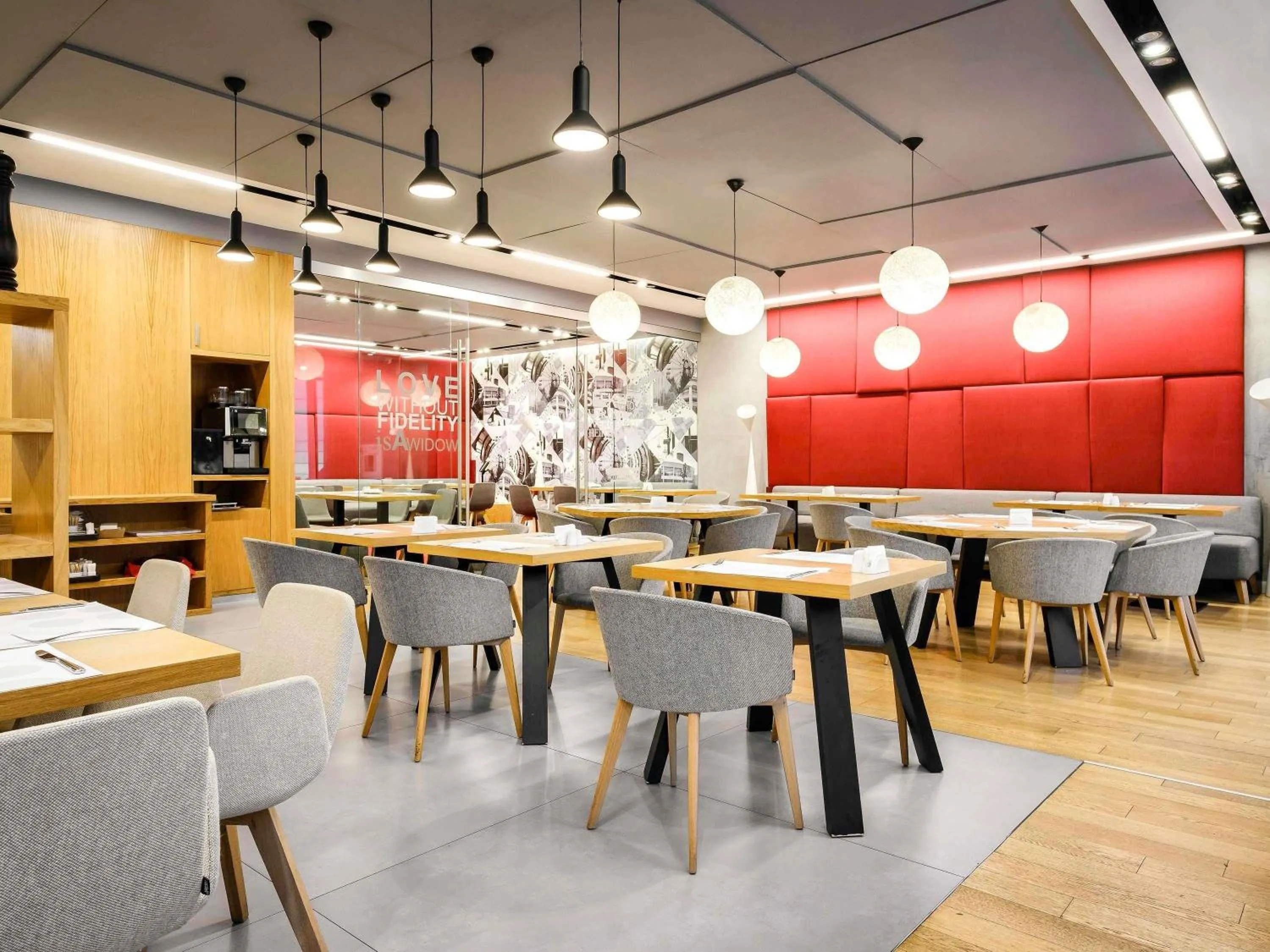 Restaurant/places to eat in Novotel Almaty City Center