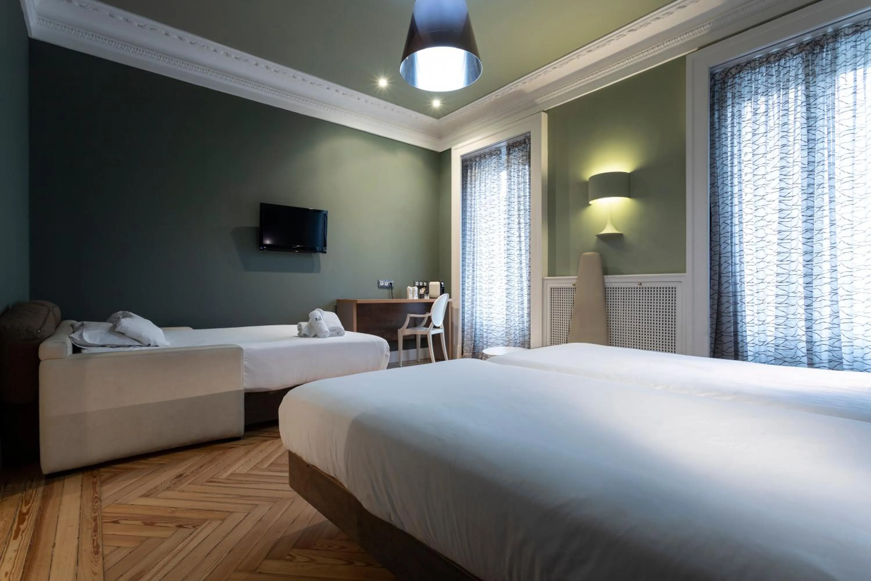 Photo of the whole room, Bed in Petit Palace Lealtad Plaza