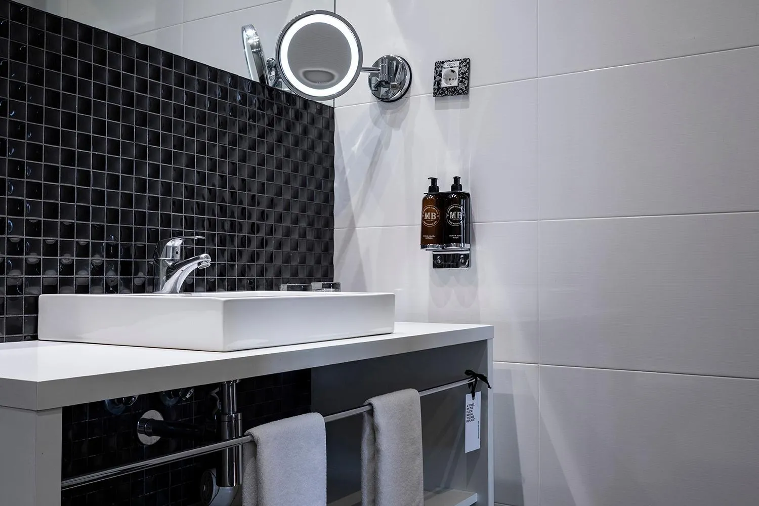 Bathroom in Petit Palace Lealtad Plaza