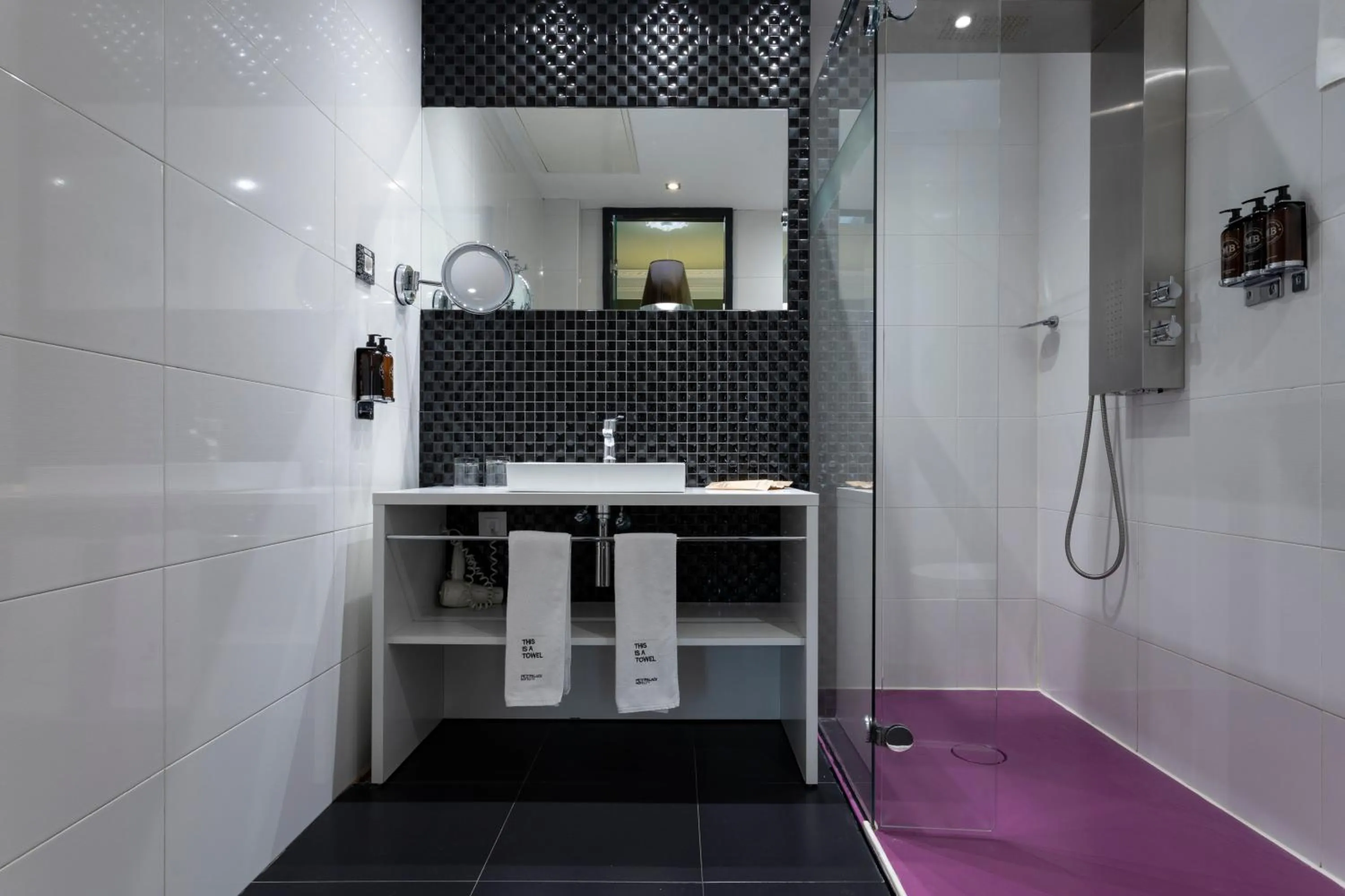 Bathroom in Petit Palace Lealtad Plaza