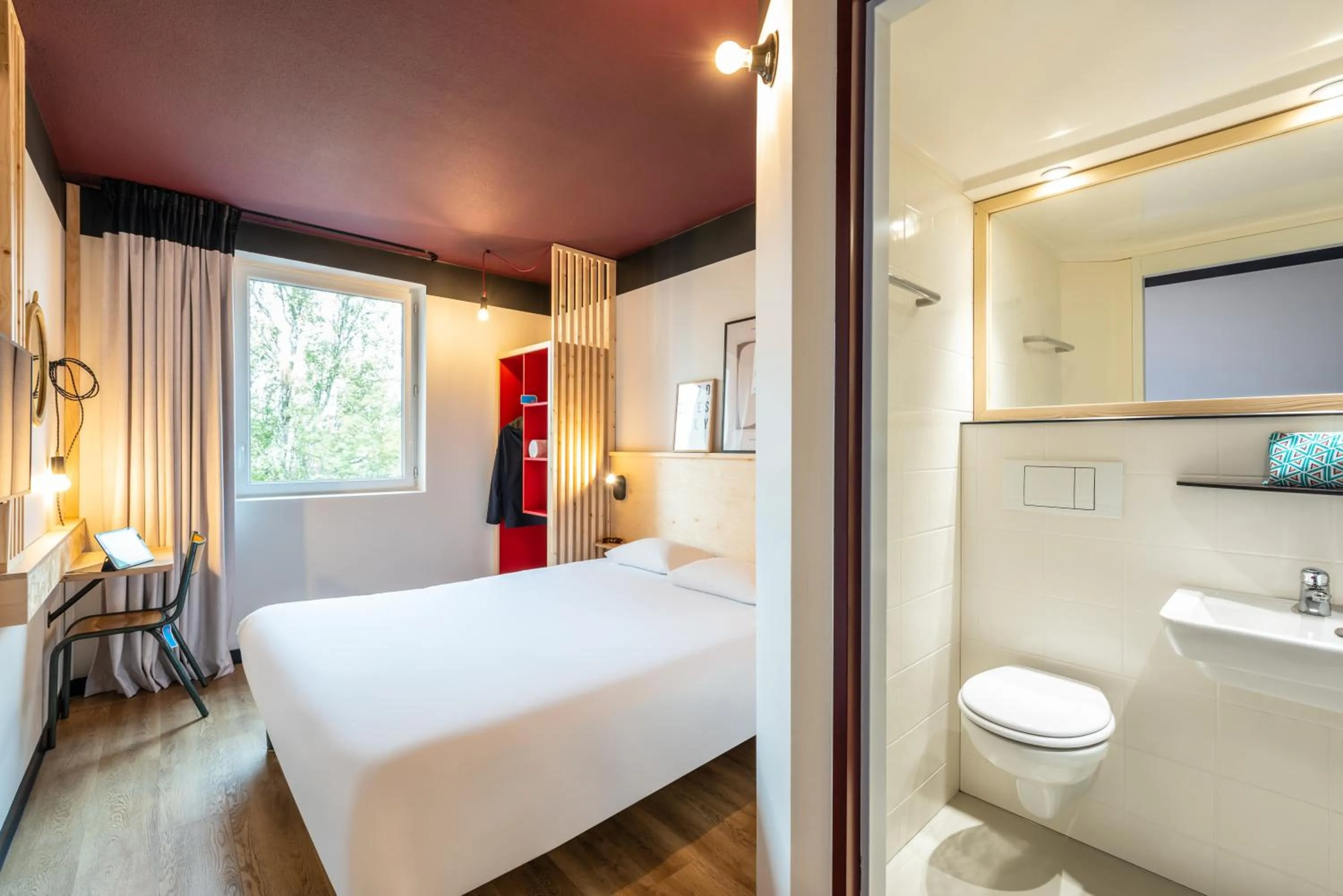Toilet, Bed in Greet hotel Bourg-en-Bresse Sud Montagnat