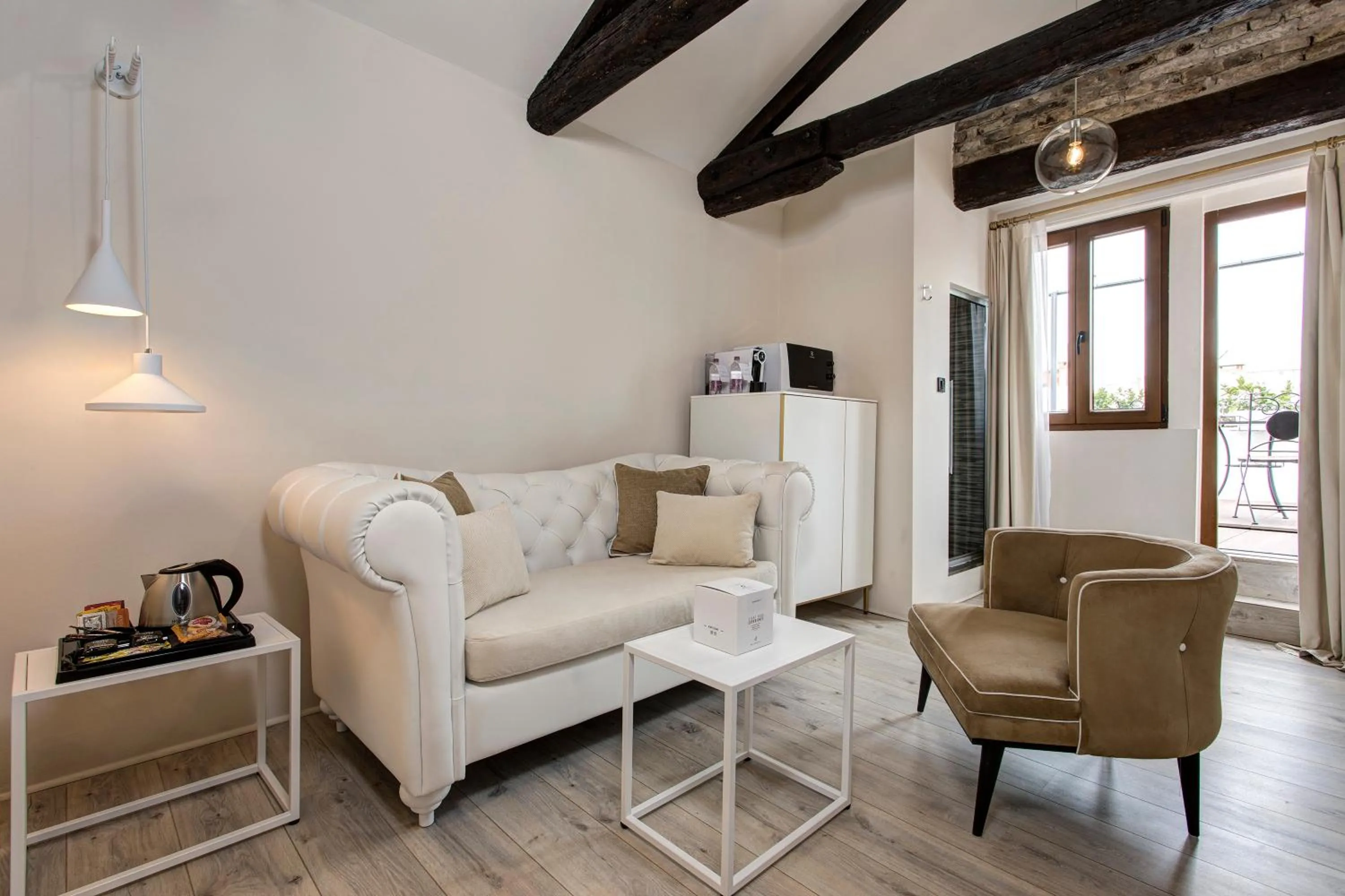 Seating area in San Marco Suite 755