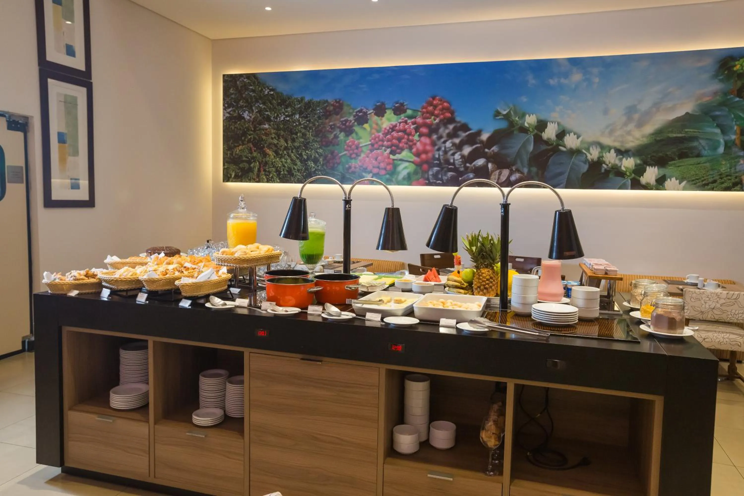 Restaurant/places to eat in Bourbon Hotel Cambara