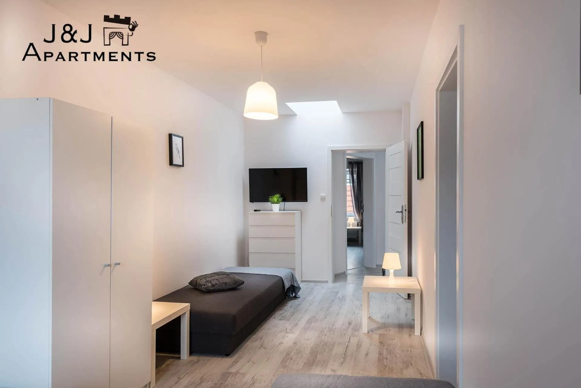 TV and multimedia, Bed in J&J Apartments Łazienna 30 - 12