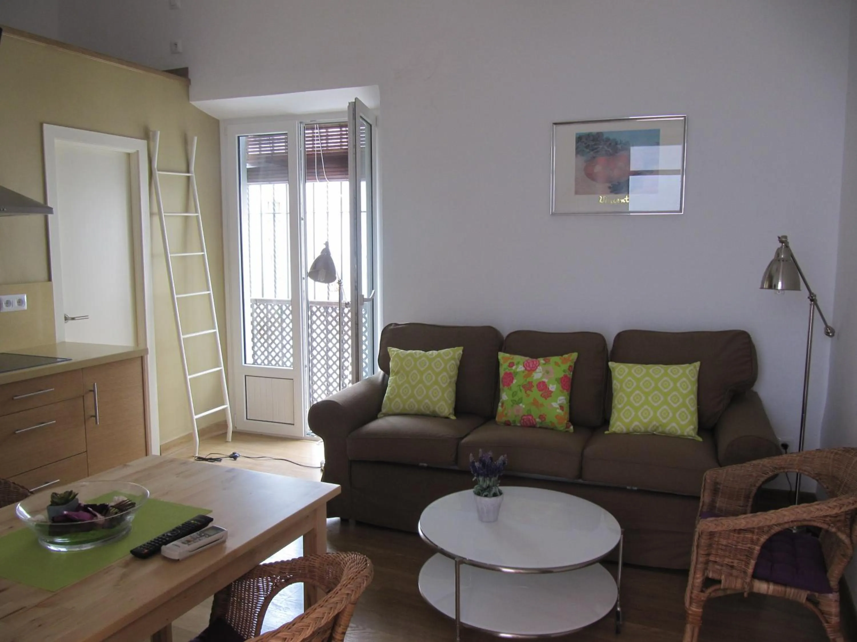 Dining area in Life Apartments Quintana