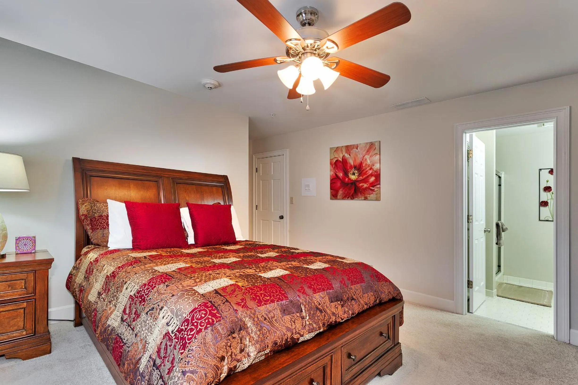 Bed in Pleasanton Courtyard Bed and Breakfast