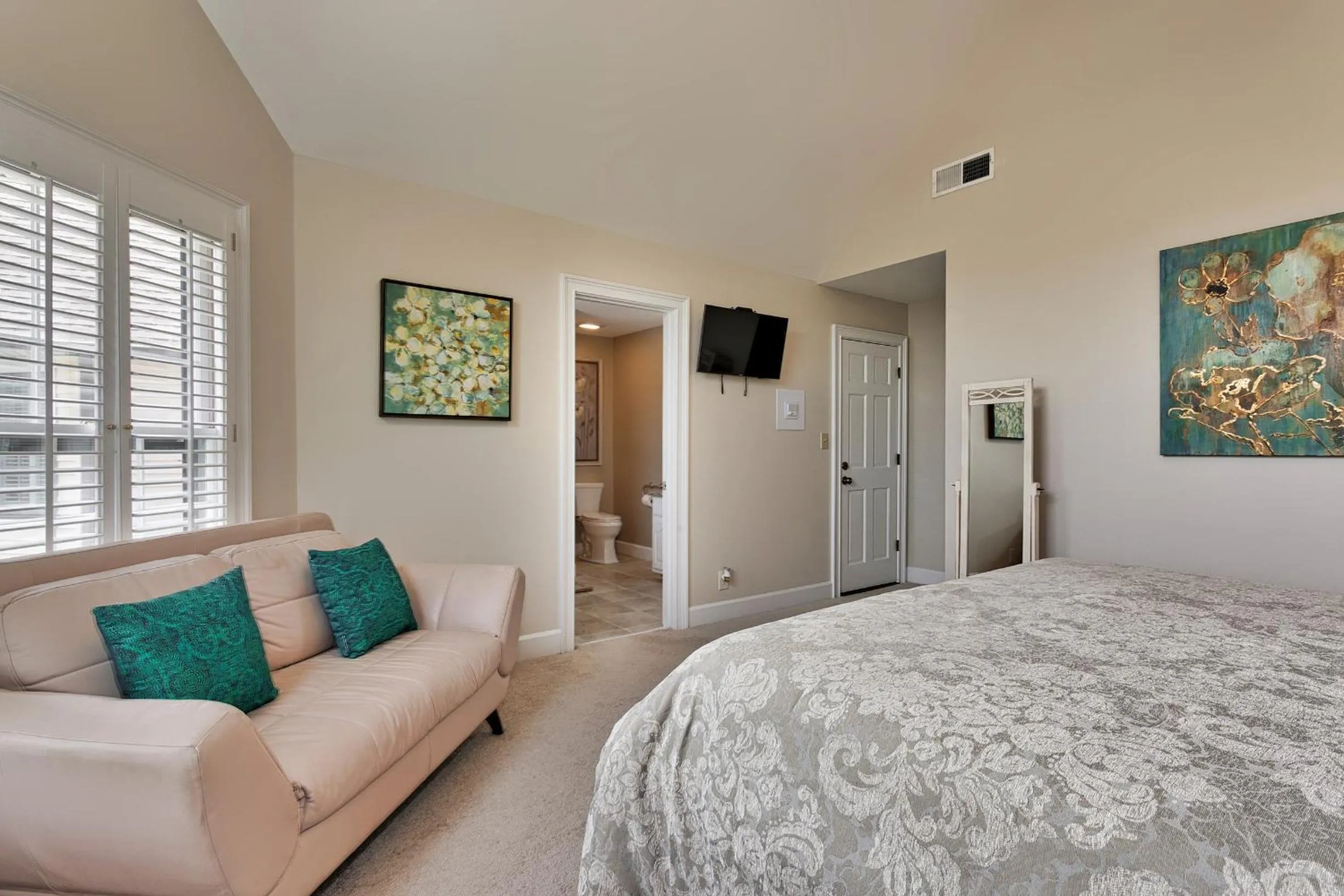 Bed in Pleasanton Courtyard Bed and Breakfast