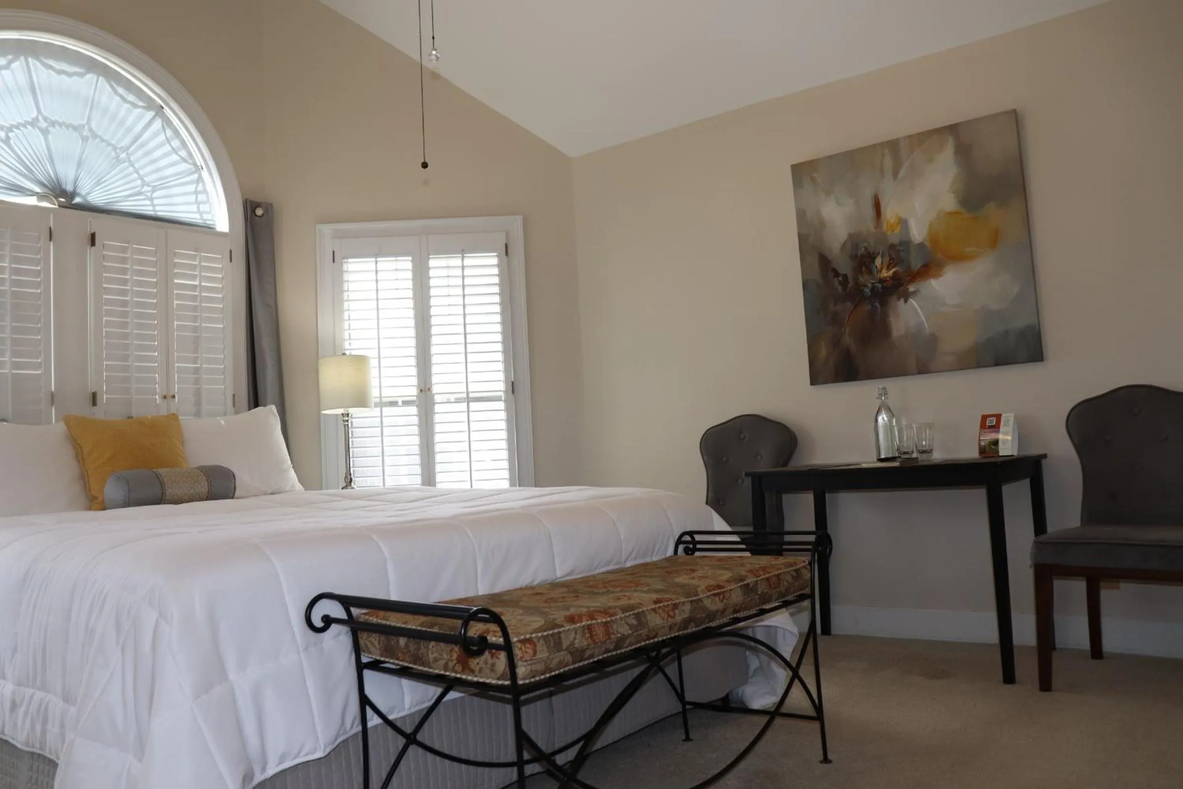 Bed in Pleasanton Courtyard Bed and Breakfast