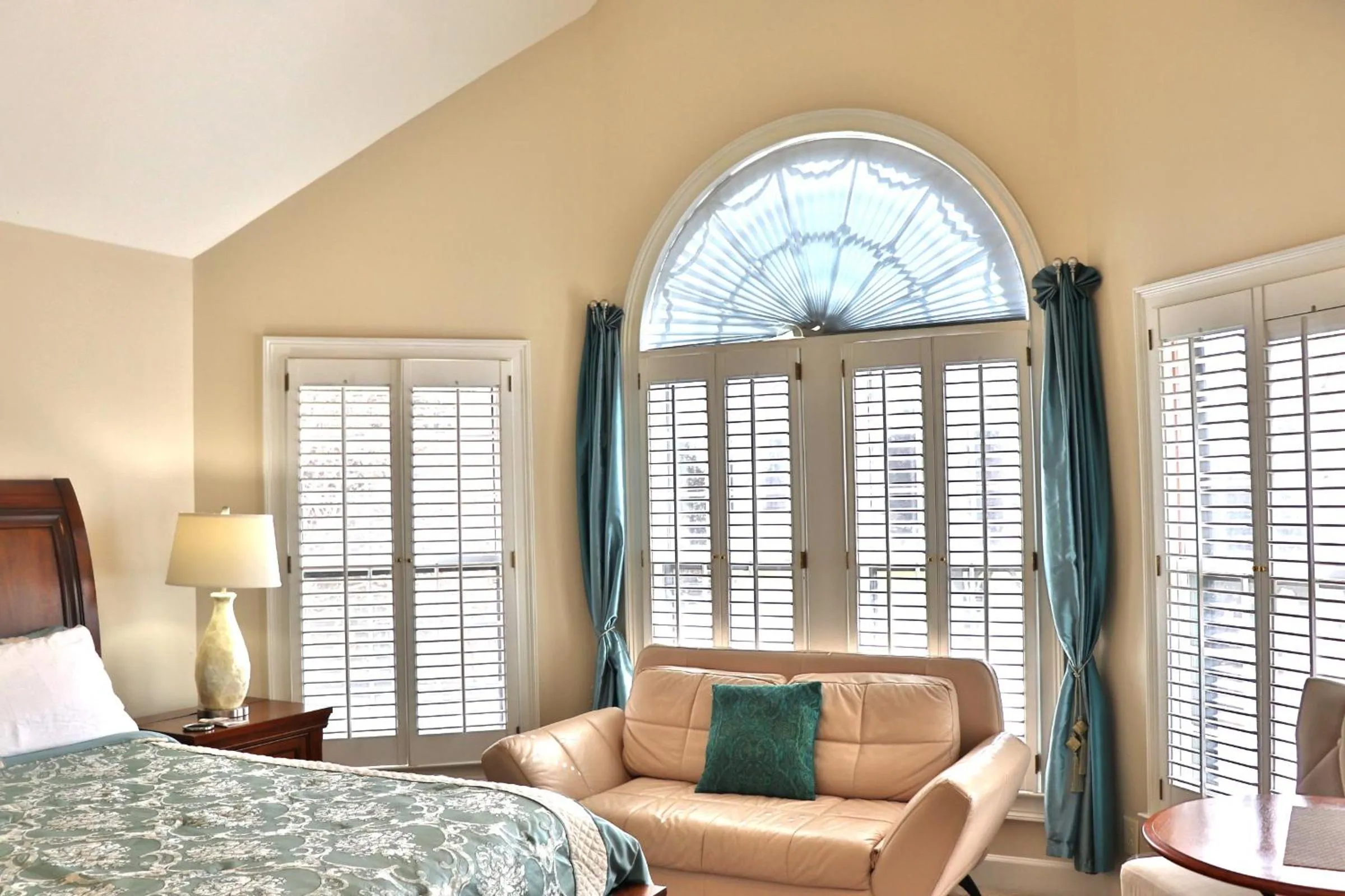 Bed in Pleasanton Courtyard Bed and Breakfast