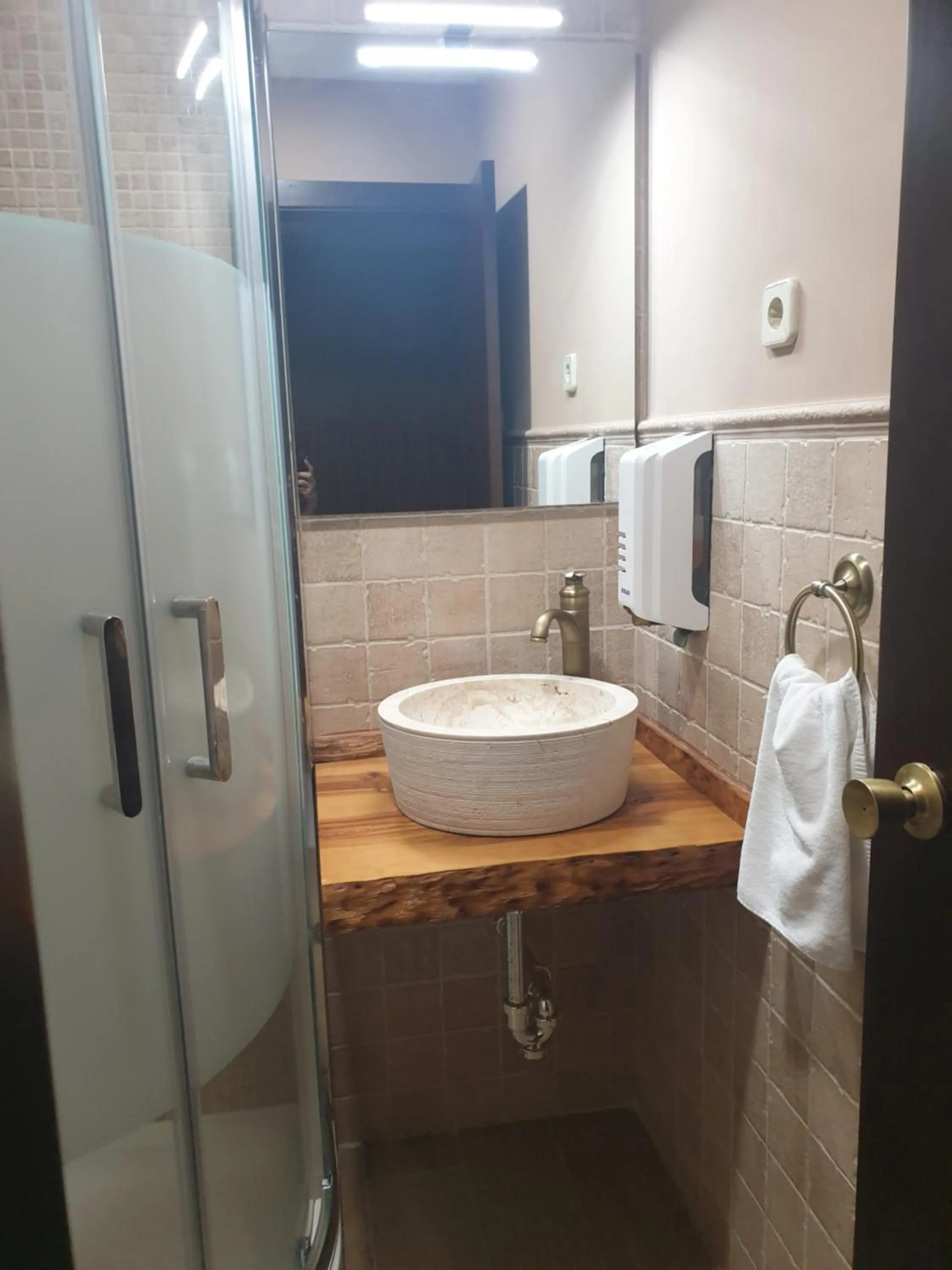 Shower in Hostal El Descanso