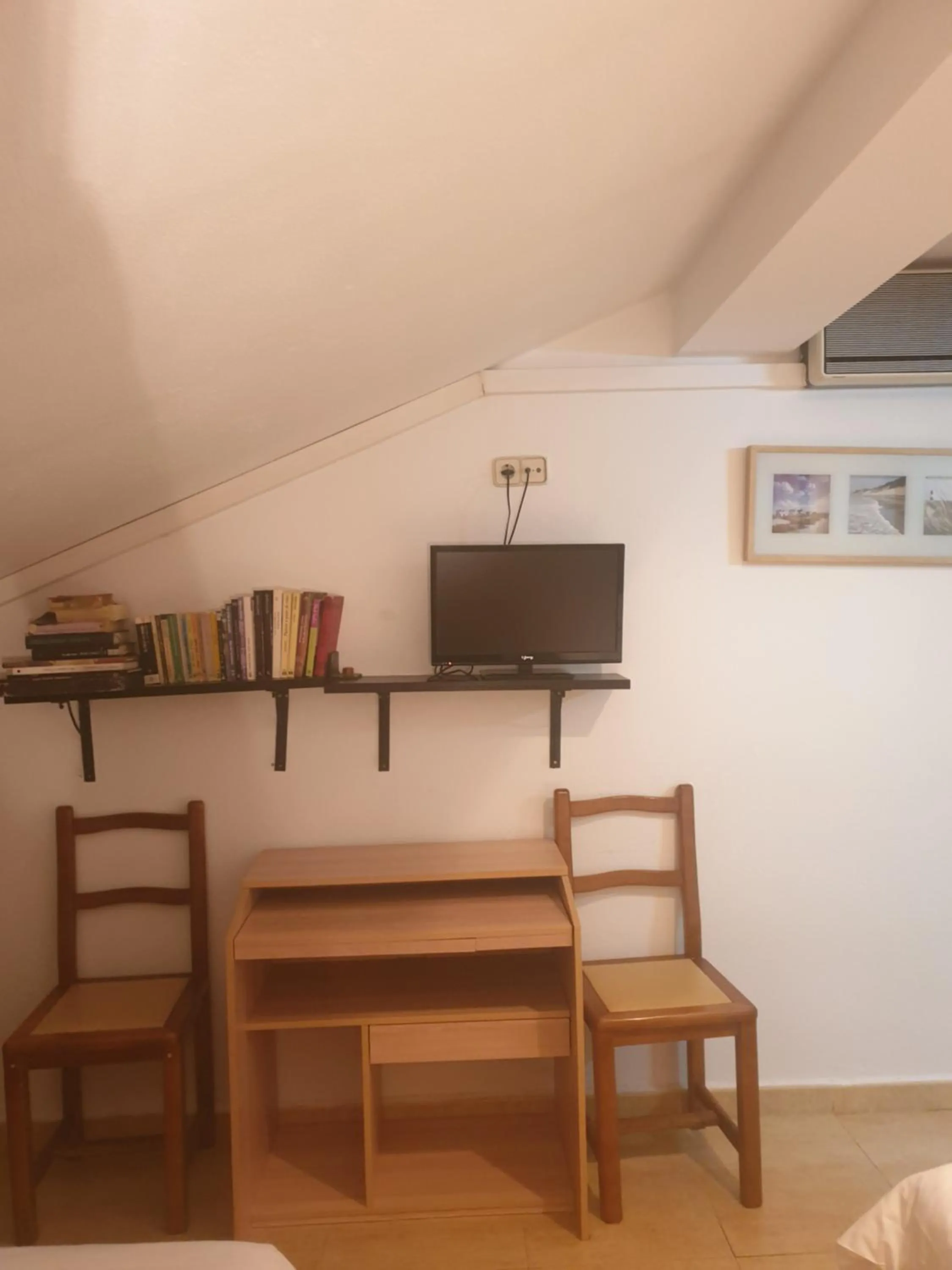 TV and multimedia in Hostal El Descanso