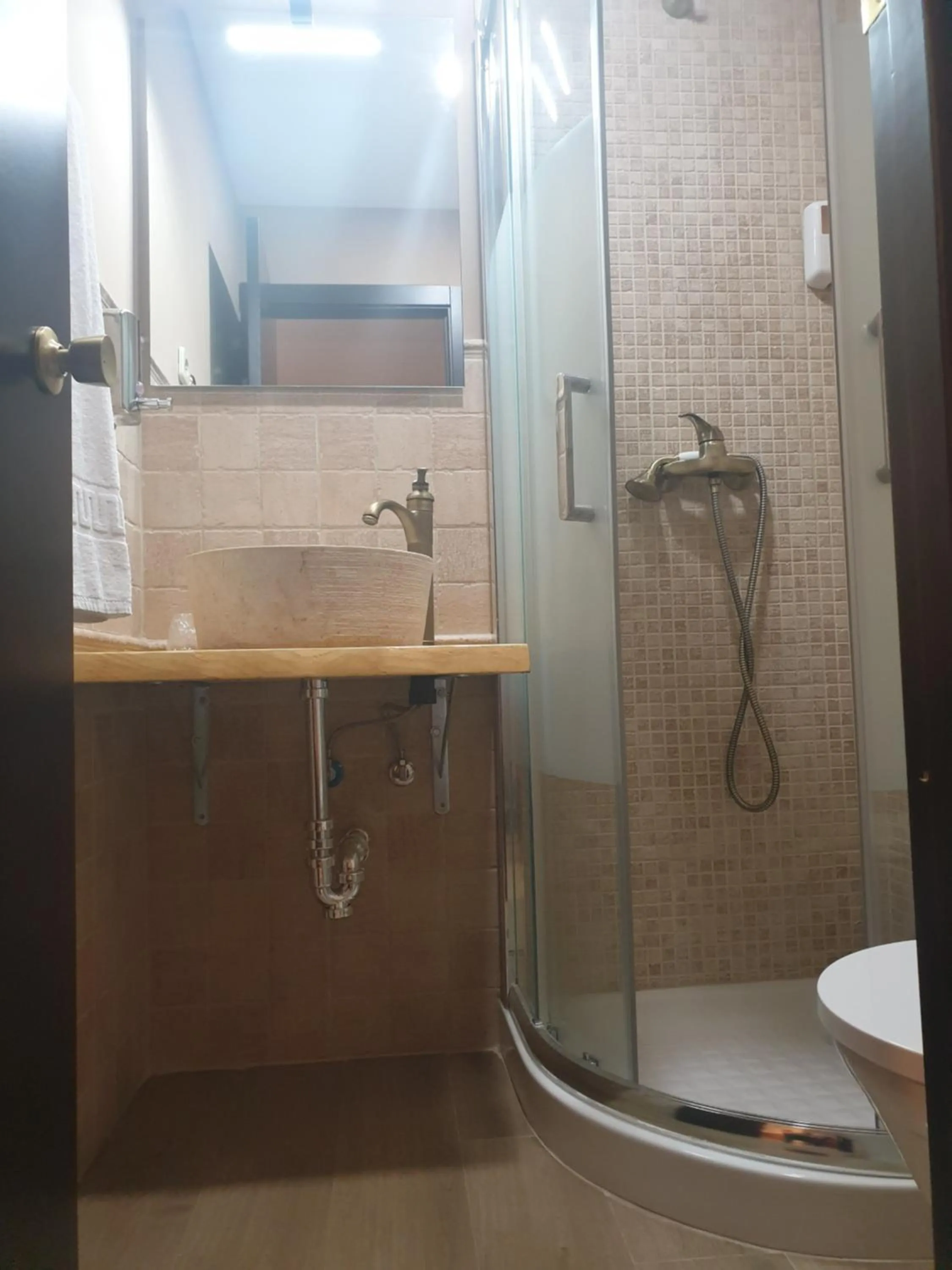 Shower in Hostal El Descanso