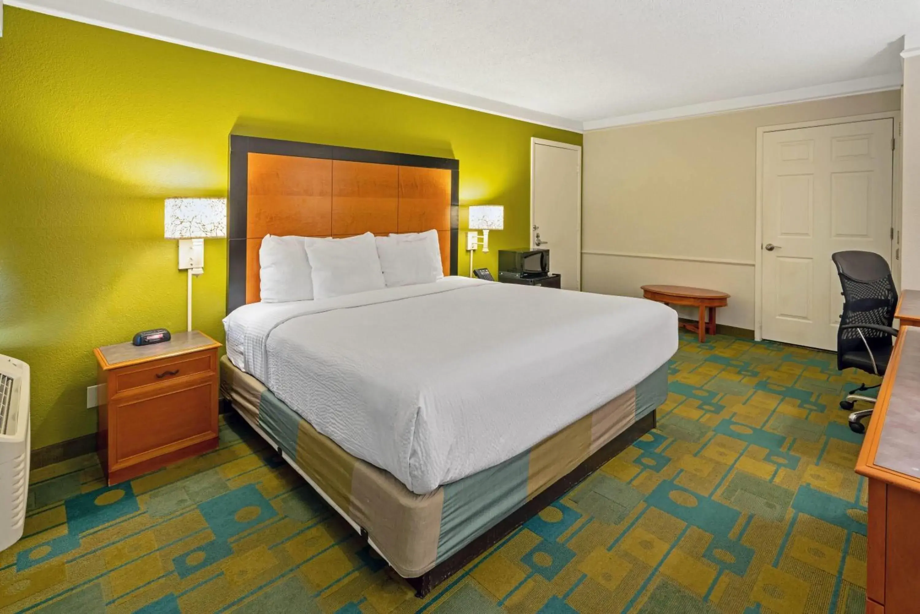King Room with One King Bed and Bath Tub with Grab Bars - Mobility accessible/Non-Smoking in La Quinta Inn by Wyndham Phoenix North King Room with One King Bed and Bath Tub with Grab Bars - Mobility accessible/Non-Smoking in La Quinta Inn by Wyndham Phoenix North