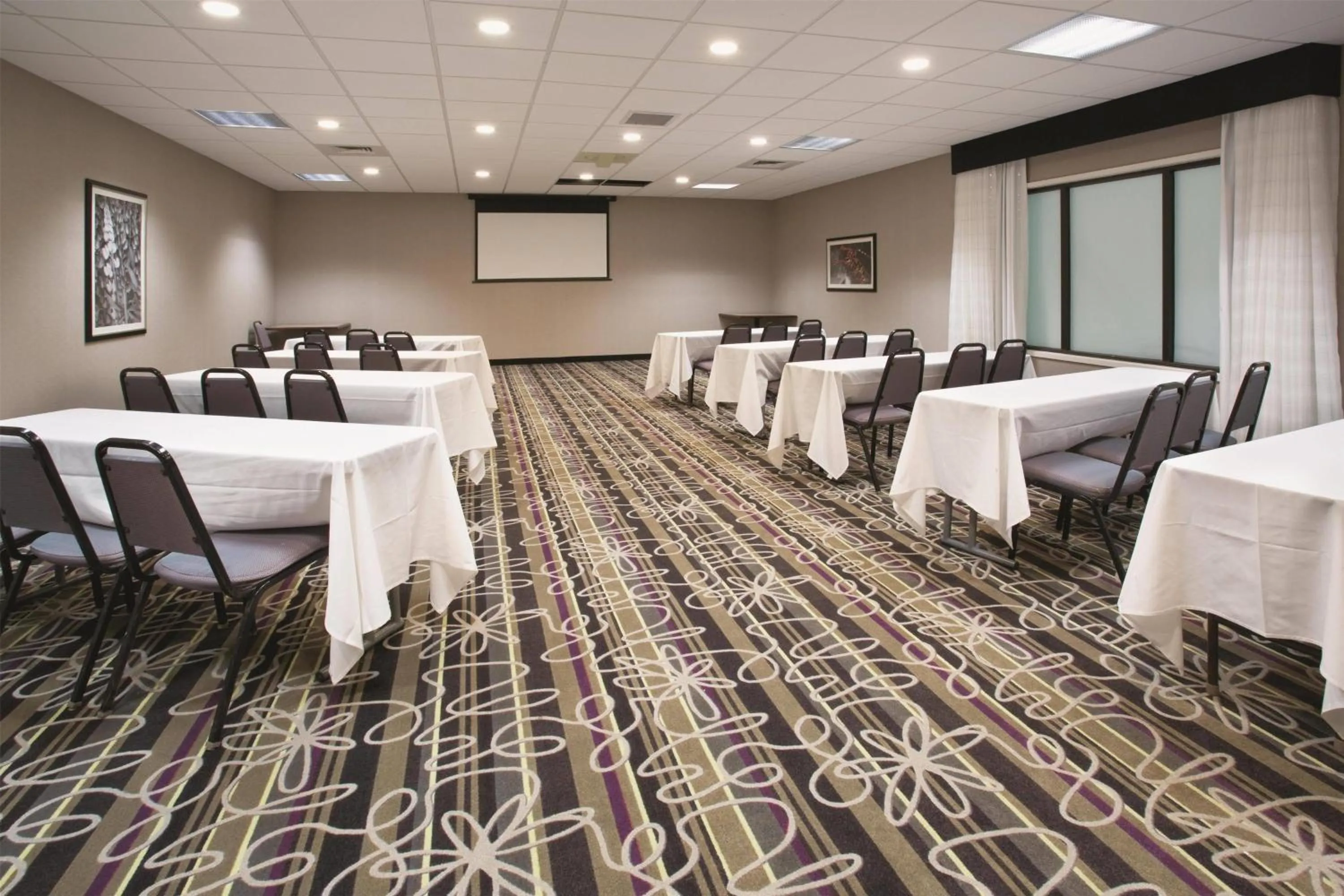 Meeting/conference room in La Quinta by Wyndham Denver Englewood Tech Ctr