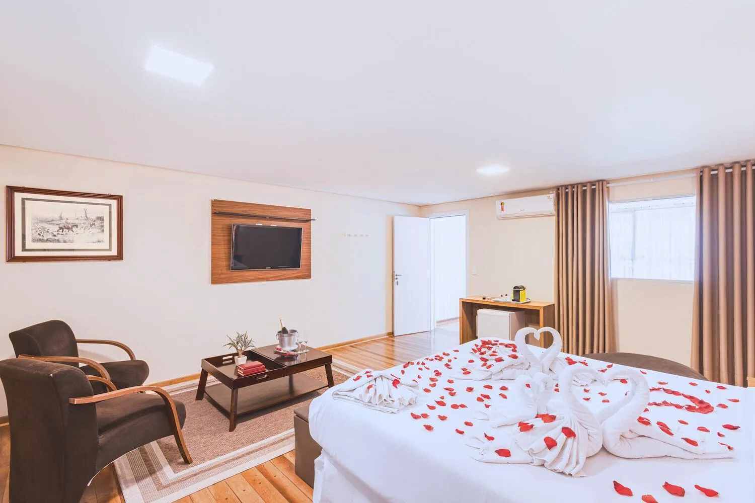 Photo of the whole room, Bed in Kaliman Pousada Campos do Jordão