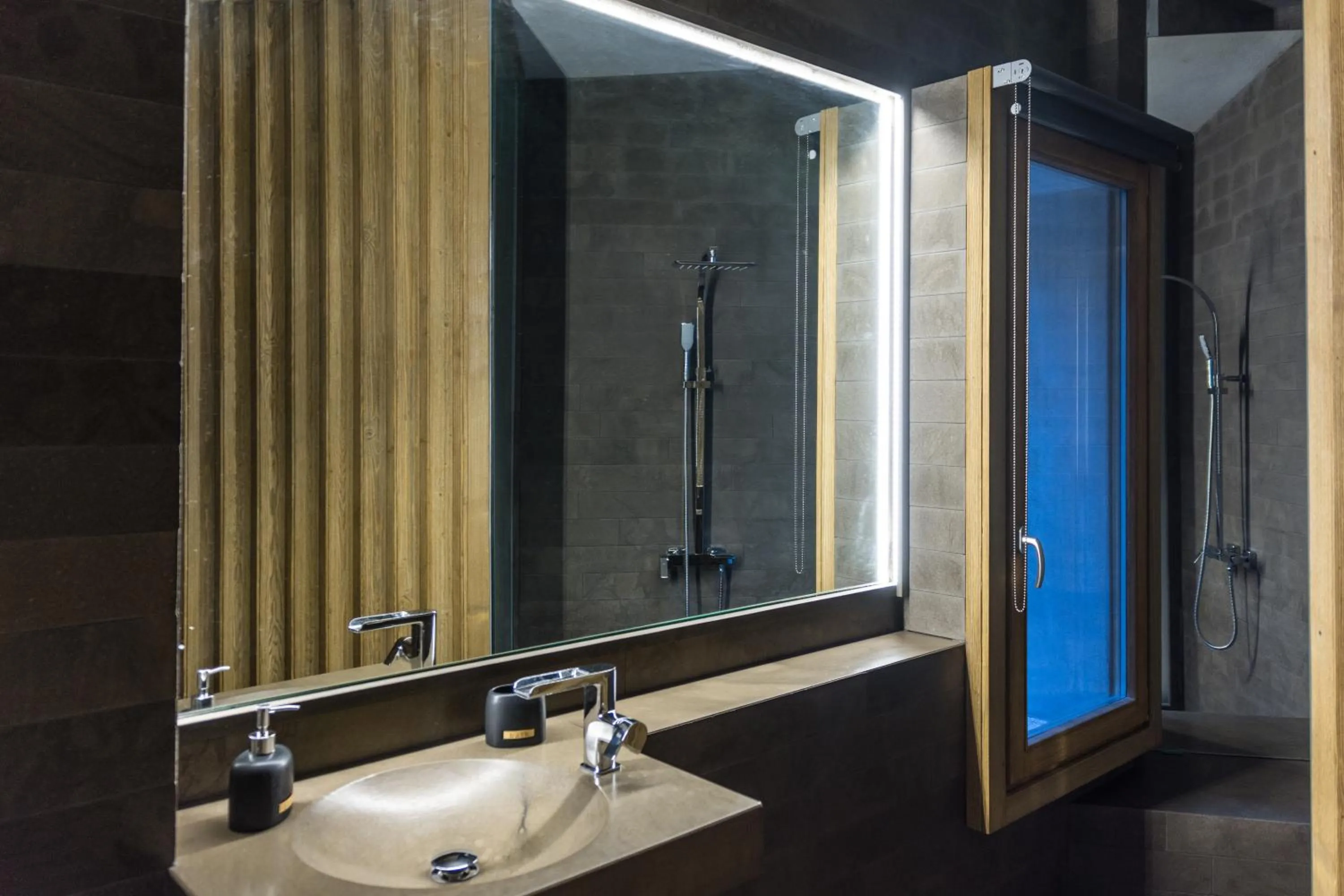 Shower in Escapade Luxury Residences