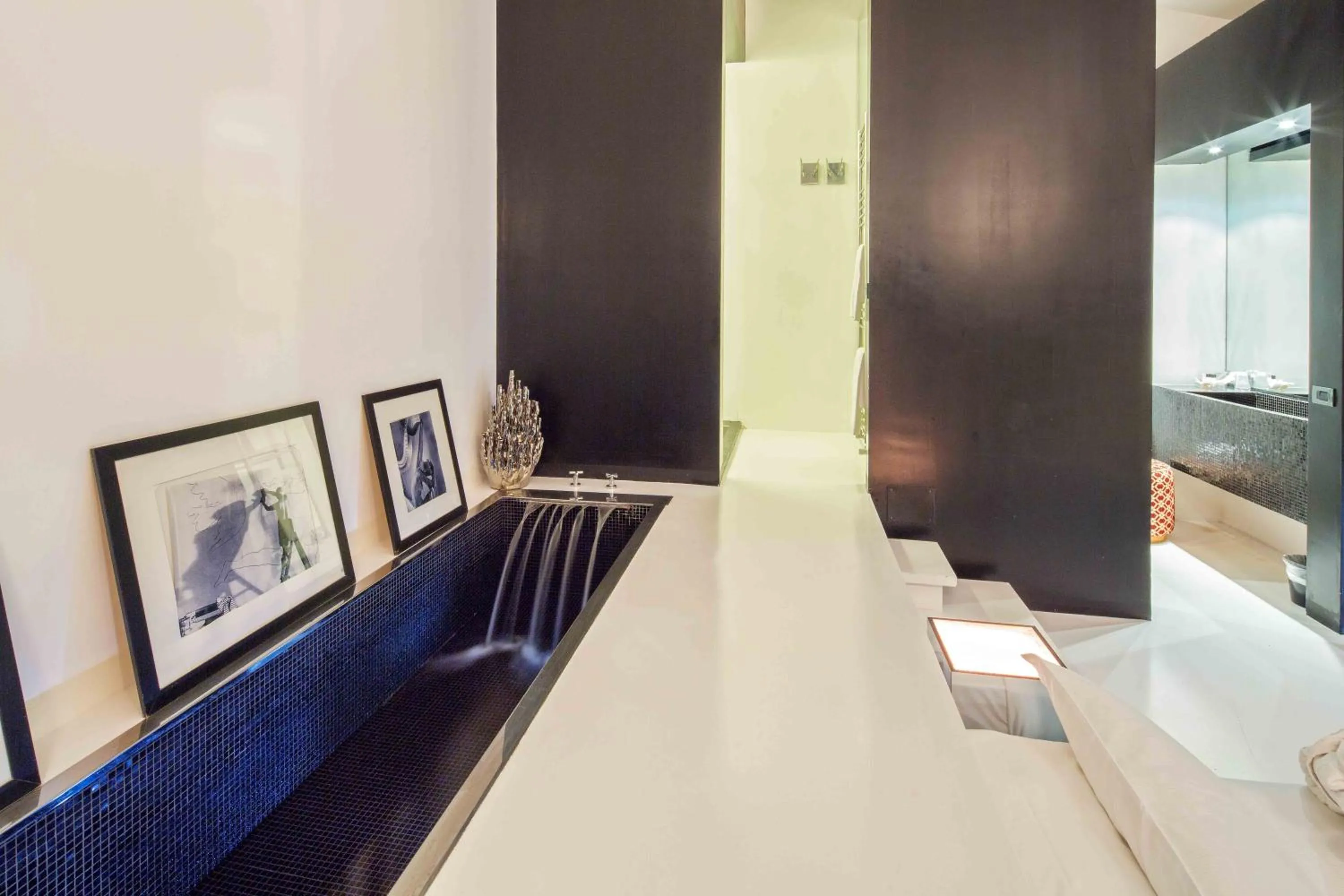 Bathroom, Bed in Riviera Golf Resort