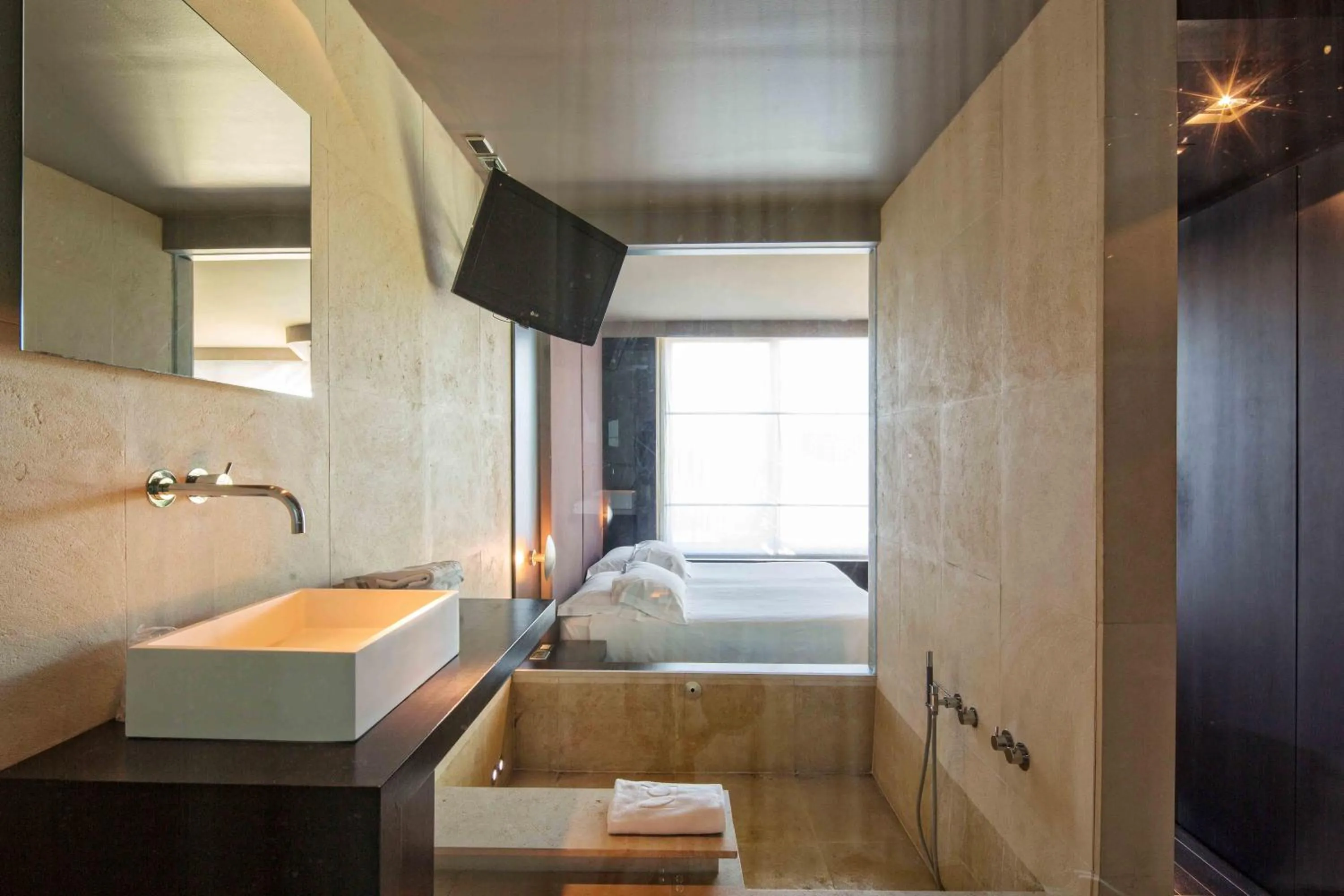Bathroom, Bed in Riviera Golf Resort