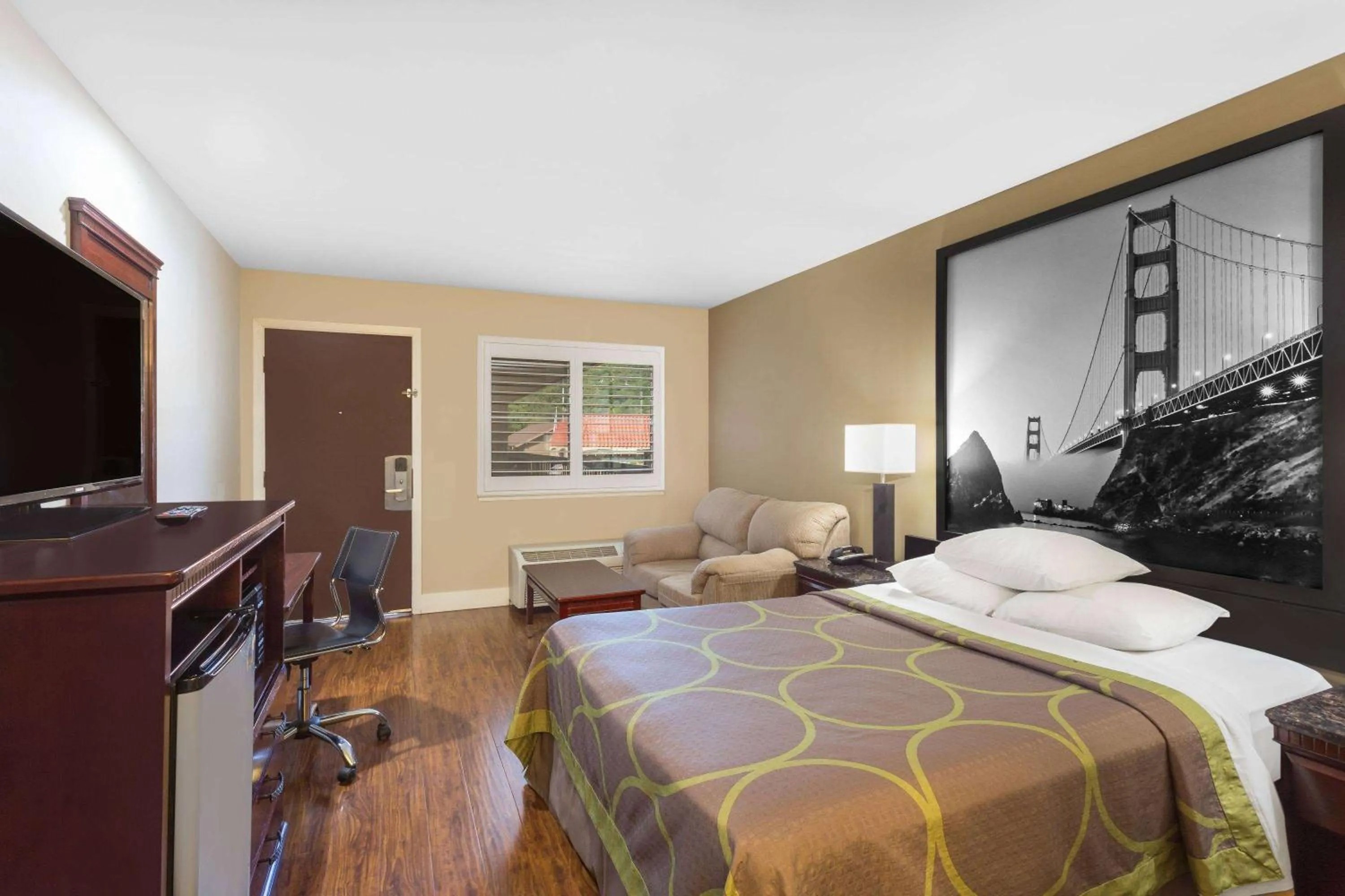 Photo of the whole room in Super 8 by Wyndham Martinez