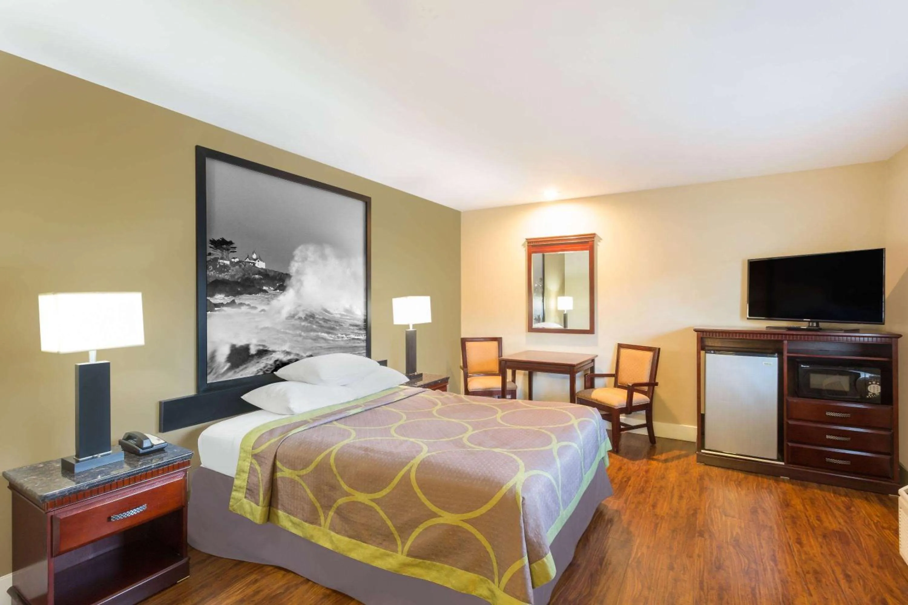 Photo of the whole room in Super 8 by Wyndham Martinez