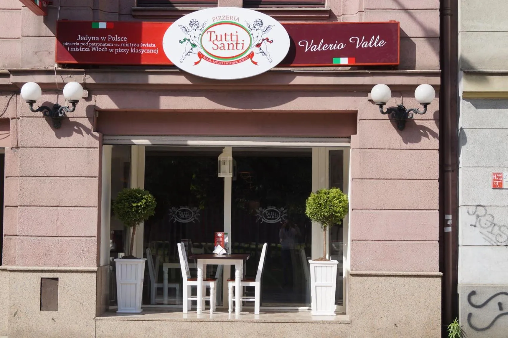 Restaurant/places to eat in Bliss Apartments