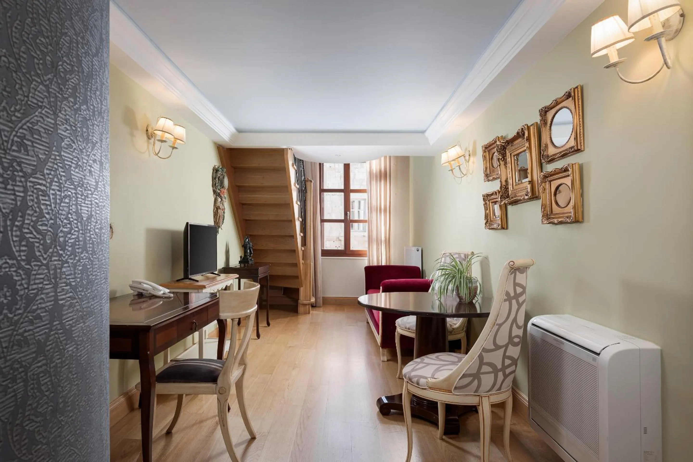 TV and multimedia in Civitas Suites Hotel