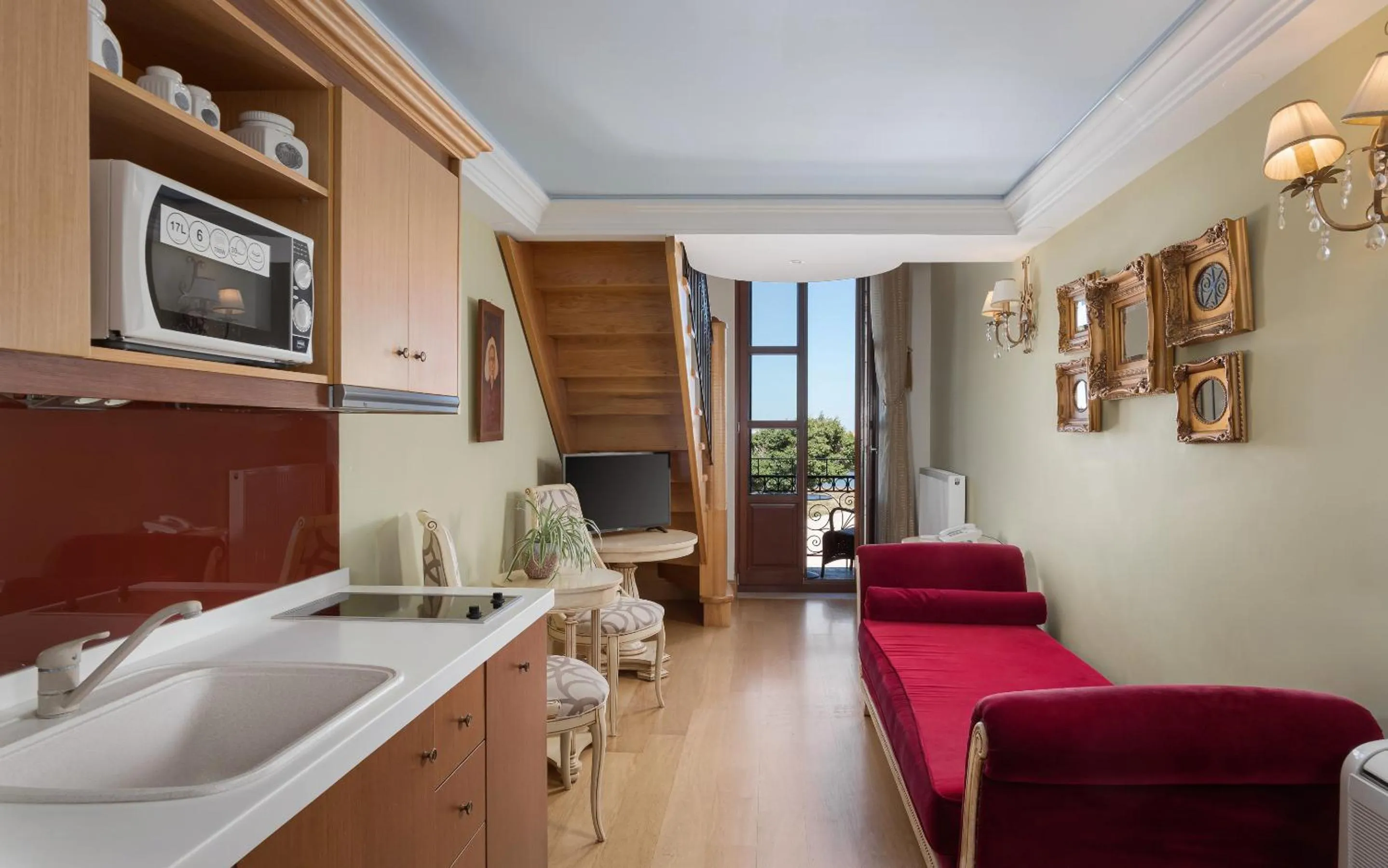 TV and multimedia in Civitas Suites Hotel