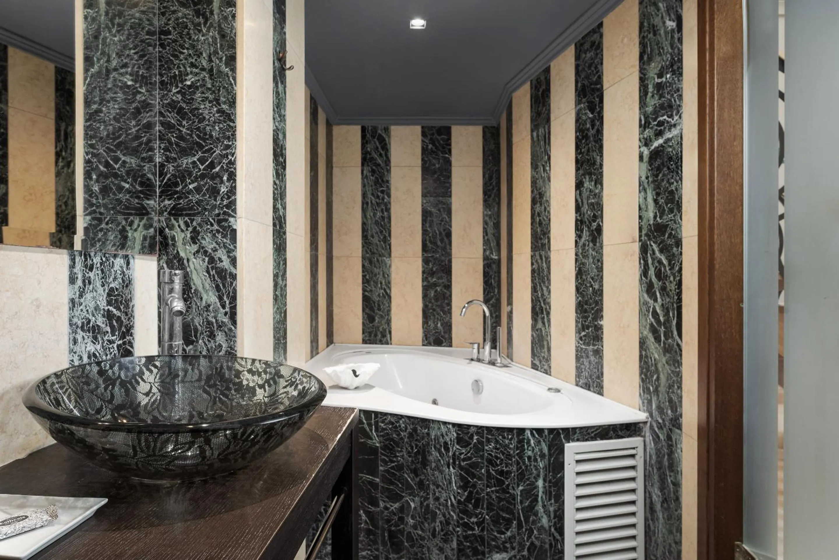 Hot Tub in Civitas Suites Hotel