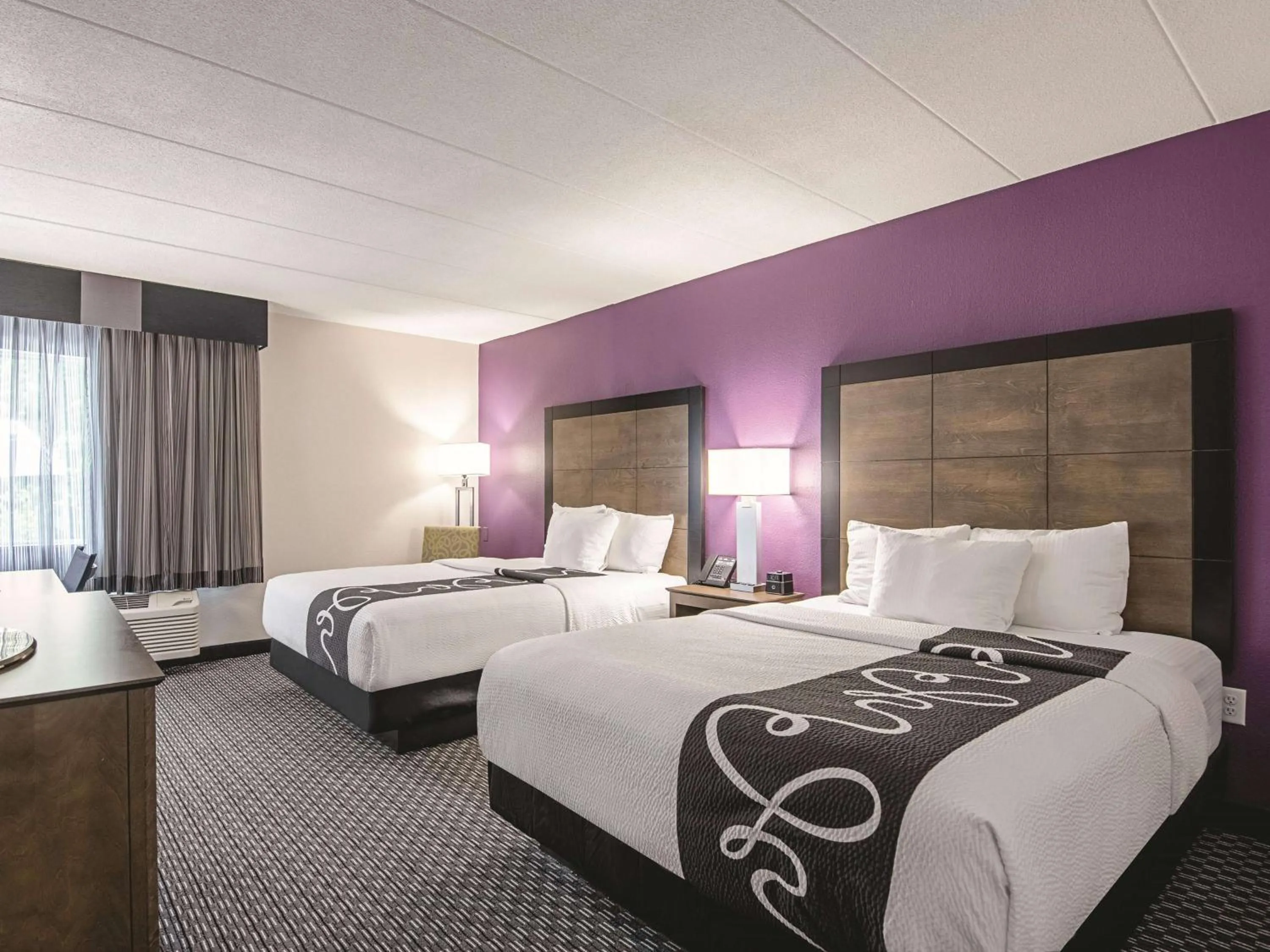 Photo of the whole room, Bed in La Quinta Inn & Suites by Wyndham Portland DT Maine Med