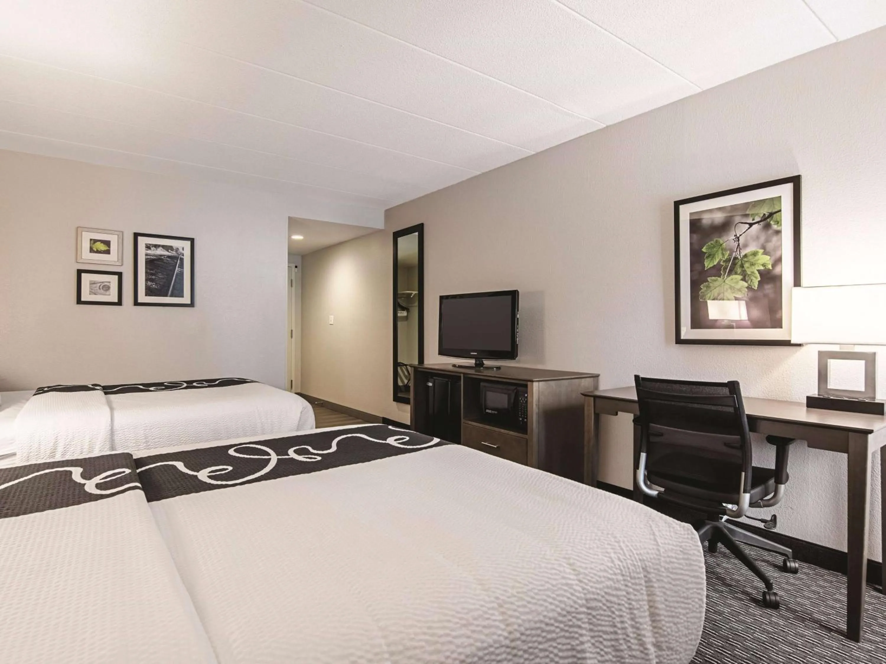 Photo of the whole room, Bed in La Quinta Inn & Suites by Wyndham Portland DT Maine Med