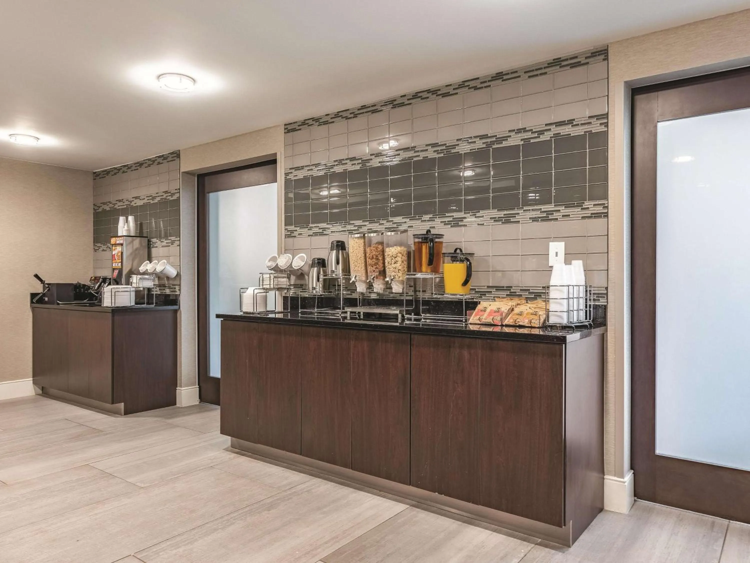 Breakfast in La Quinta Inn & Suites by Wyndham Portland DT Maine Med