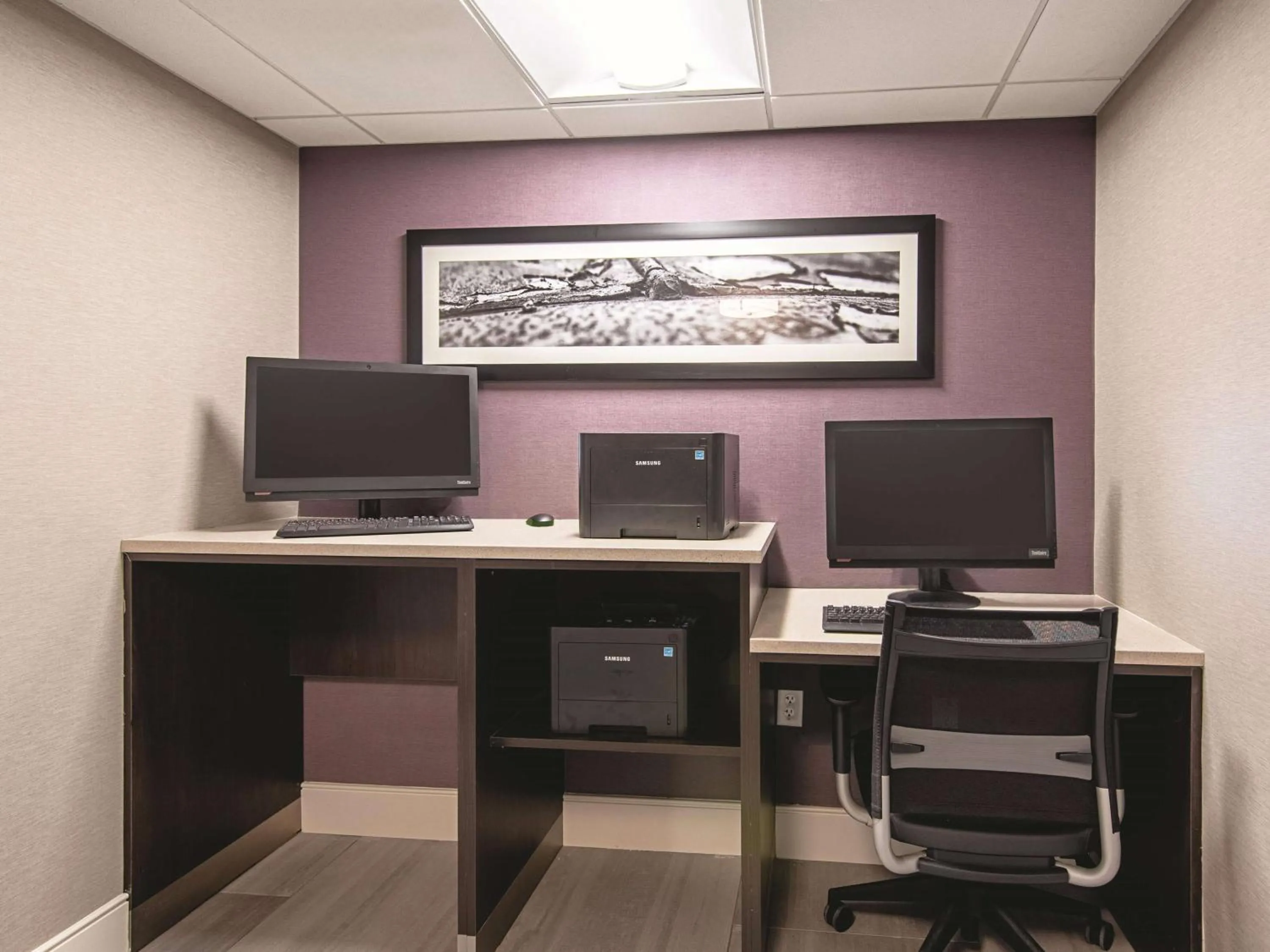 Business facilities in La Quinta Inn & Suites by Wyndham Portland DT Maine Med