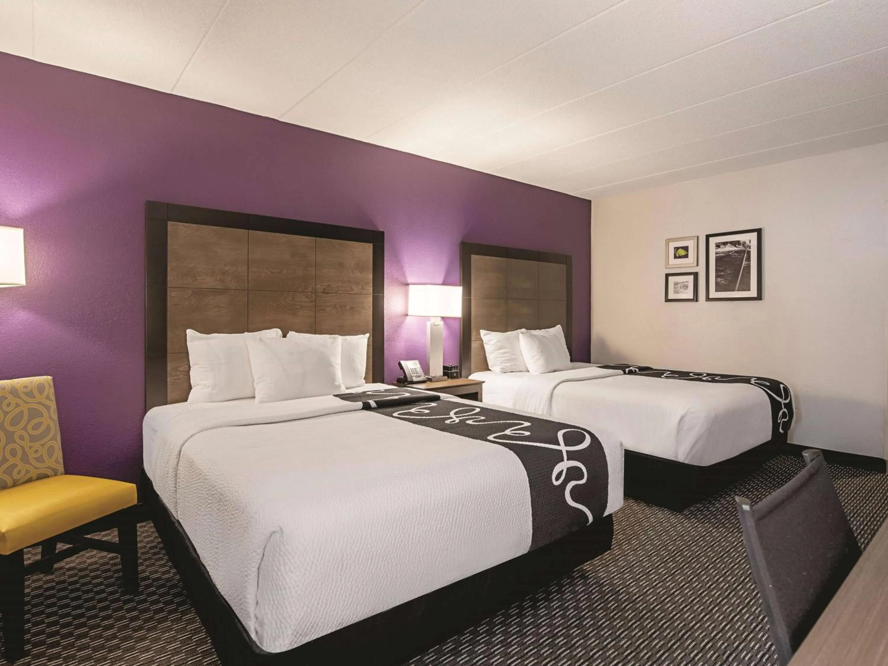 Photo of the whole room, Bed in La Quinta Inn & Suites by Wyndham Portland DT Maine Med