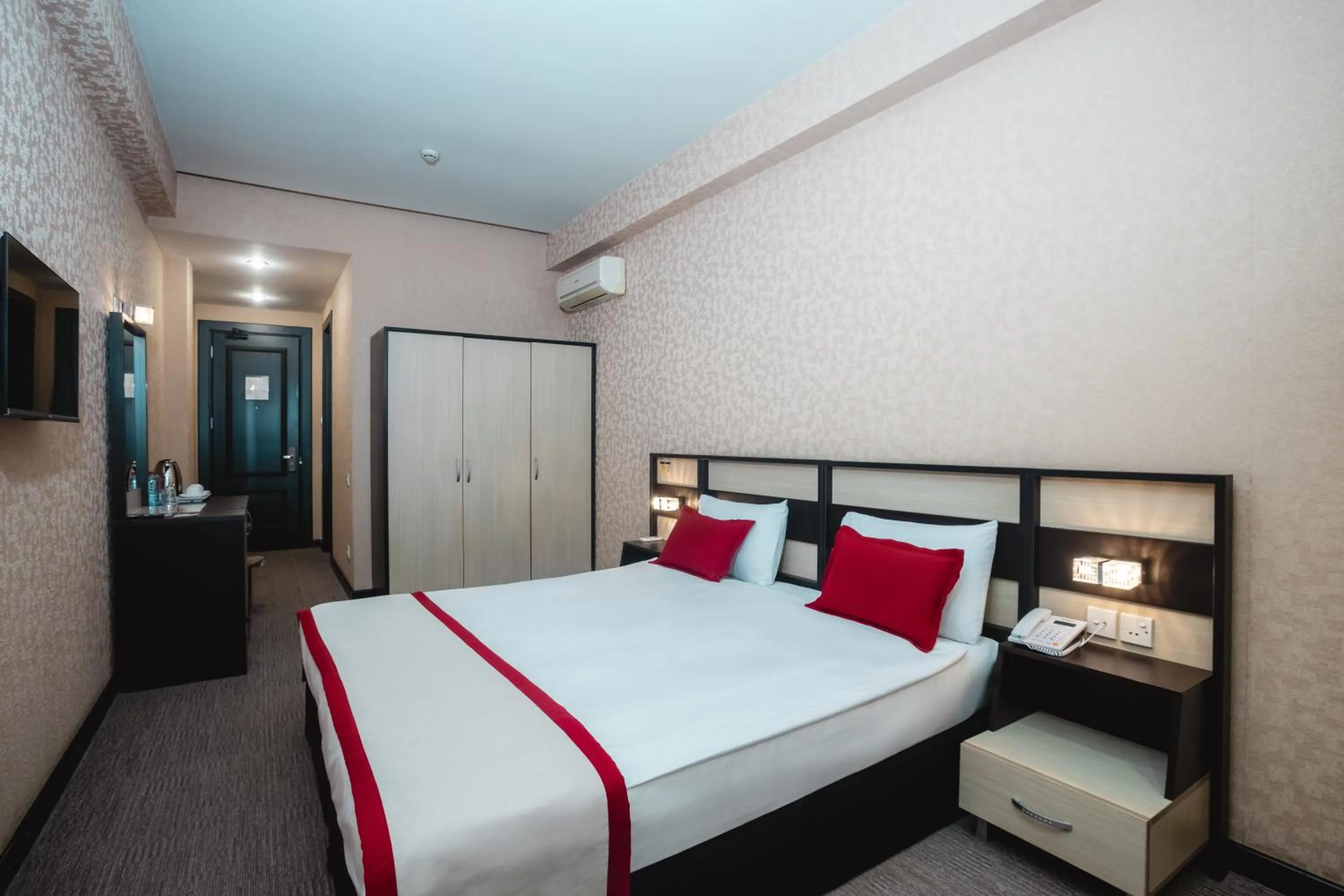 Photo of the whole room, Bed in Days Hotel By Wyndham Baku