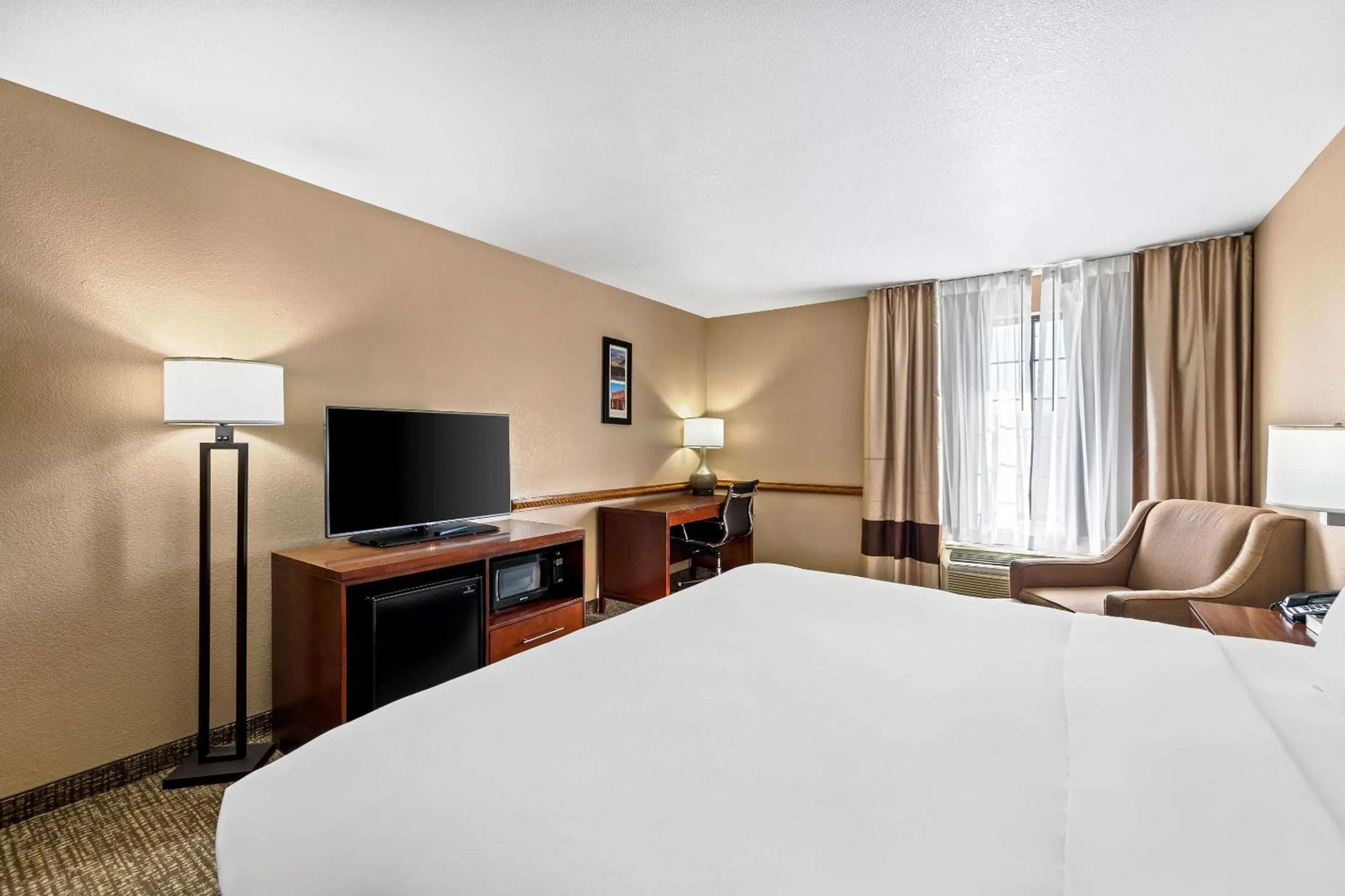 Bedroom, Bed in Comfort Inn Benson near Kartchner Caverns