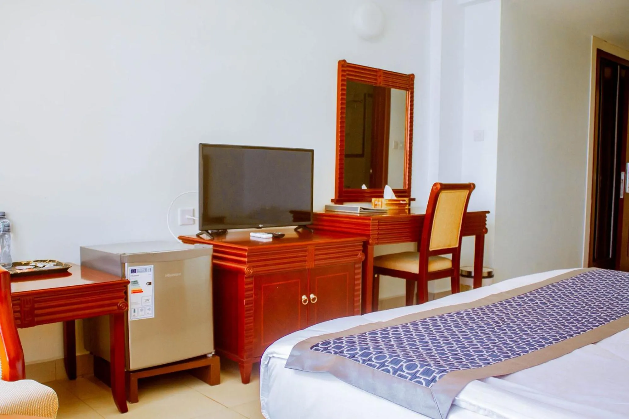 TV and multimedia, Bed in Luwa Evergreen Hotel