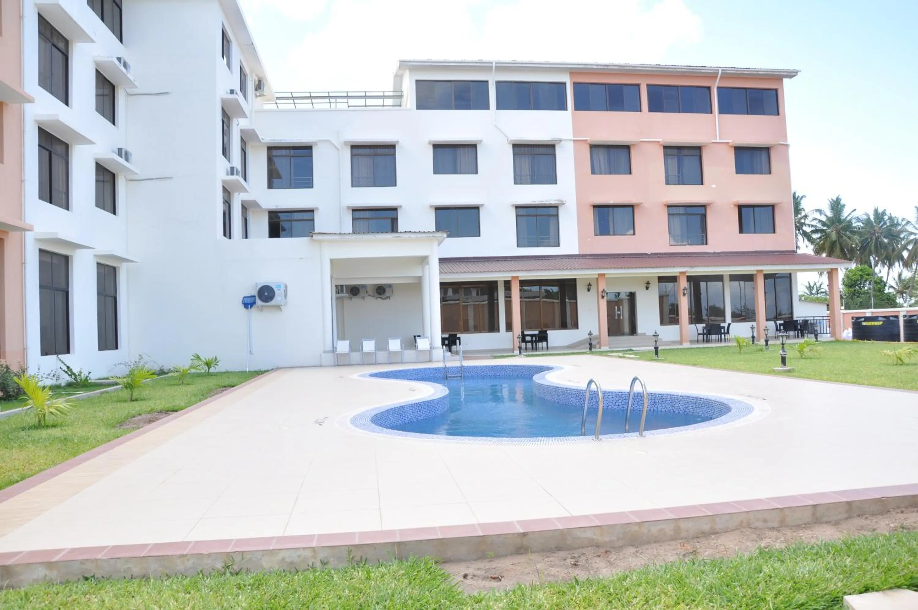 Swimming pool in Luwa Evergreen Hotel