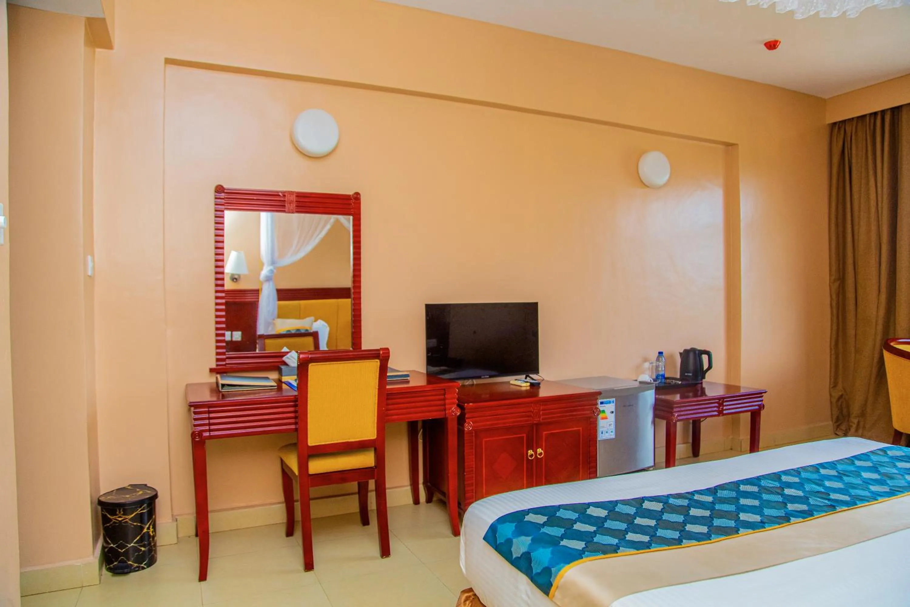 TV and multimedia, Bed in Luwa Evergreen Hotel