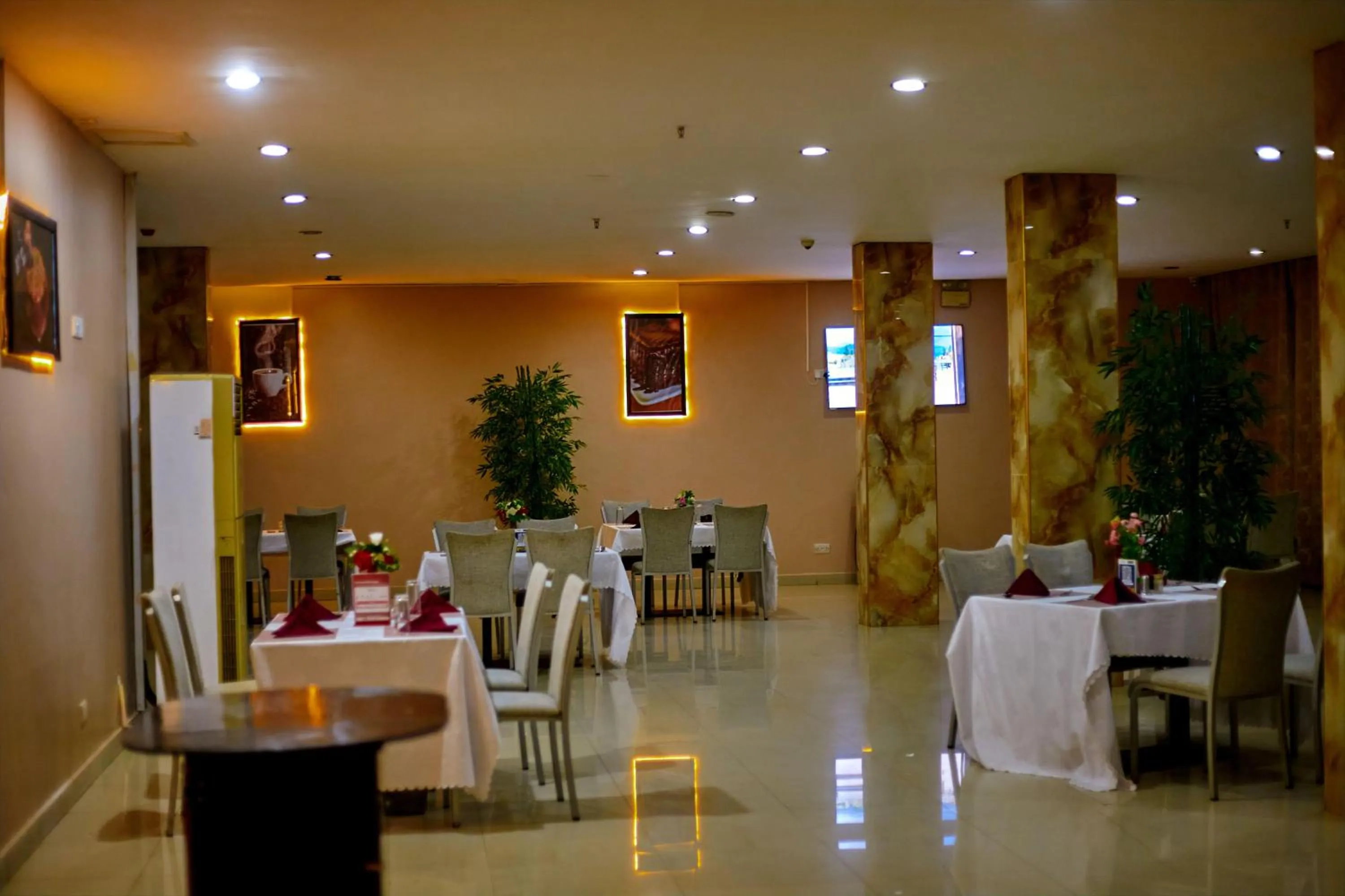 Restaurant/places to eat in Luwa Evergreen Hotel