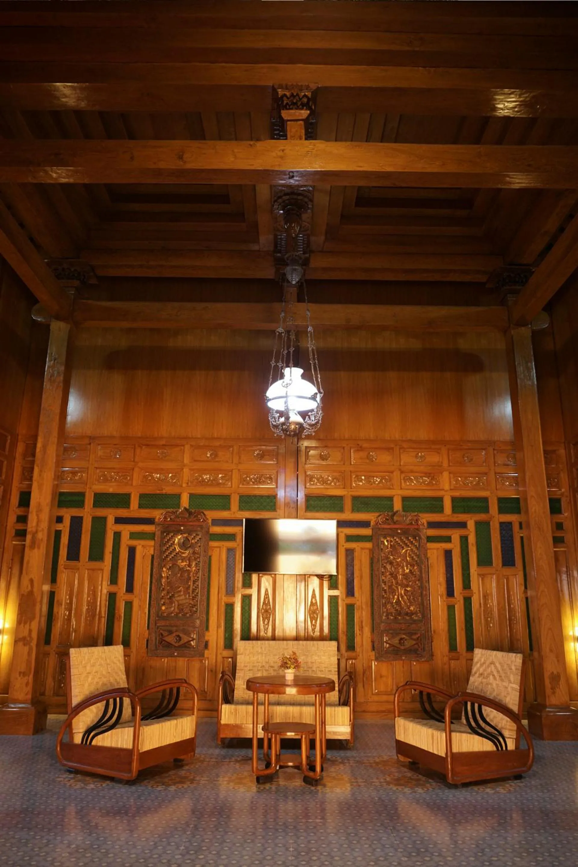 Communal lounge/ TV room in Kampoeng Joglo Boutique Hotel